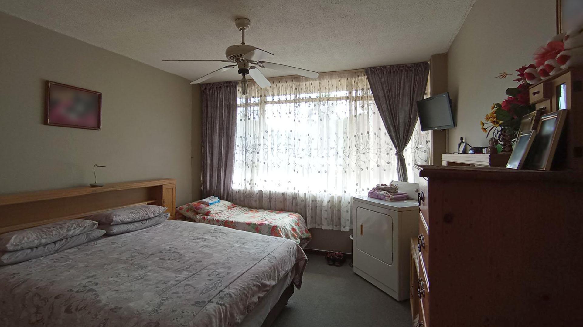 Bed Room 1 - 19 square meters of property in Wonderboom