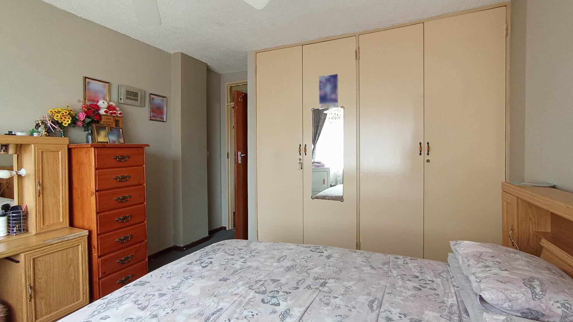 Bed Room 1 - 19 square meters of property in Wonderboom