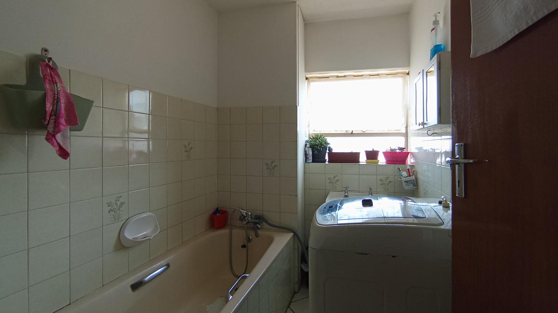 Bathroom 1 - 5 square meters of property in Wonderboom