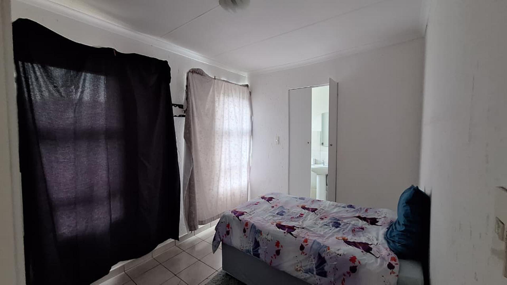 Main Bedroom - 15 square meters of property in Princess A.H.