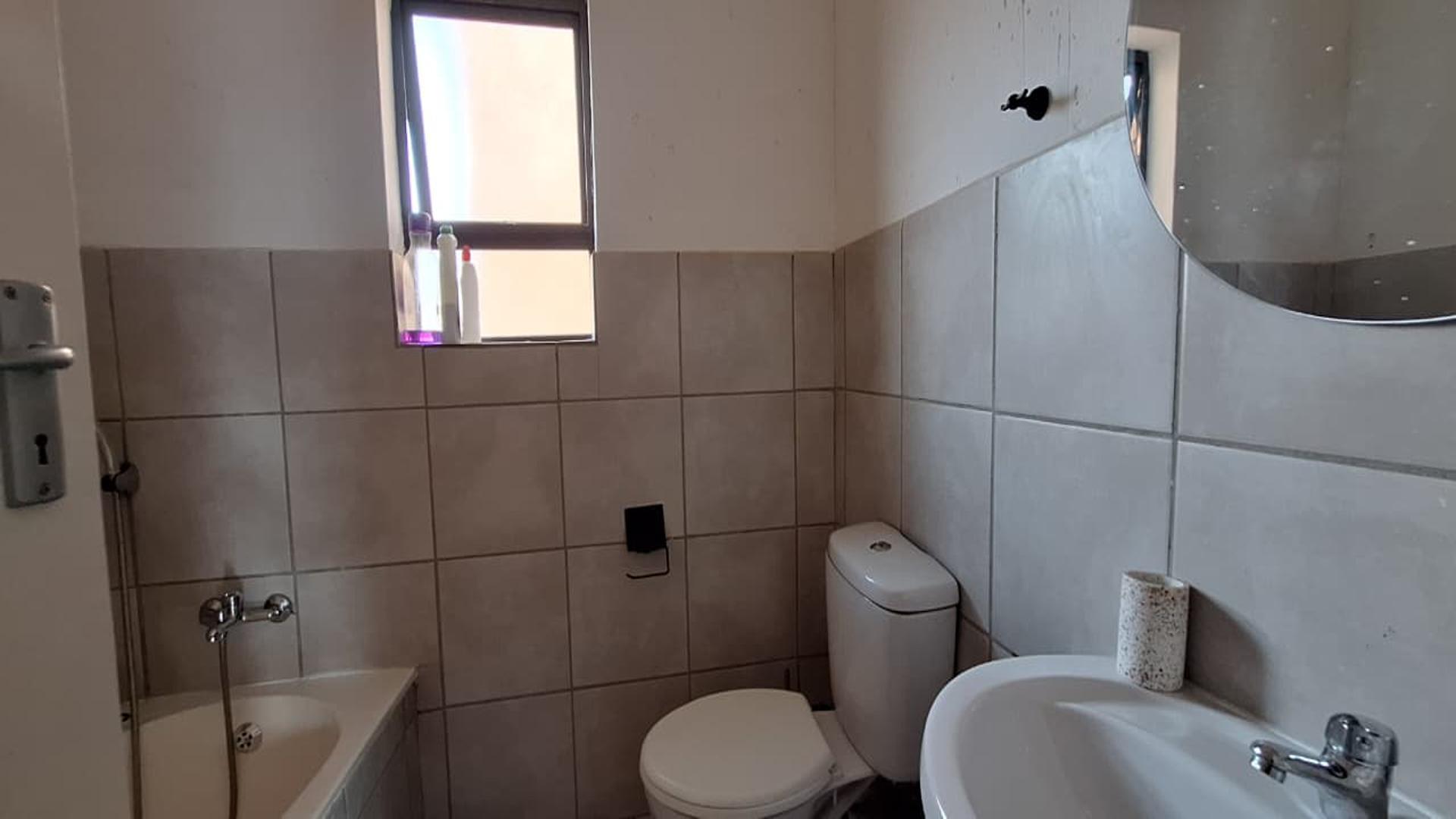 Bathroom 1 - 5 square meters of property in Princess A.H.