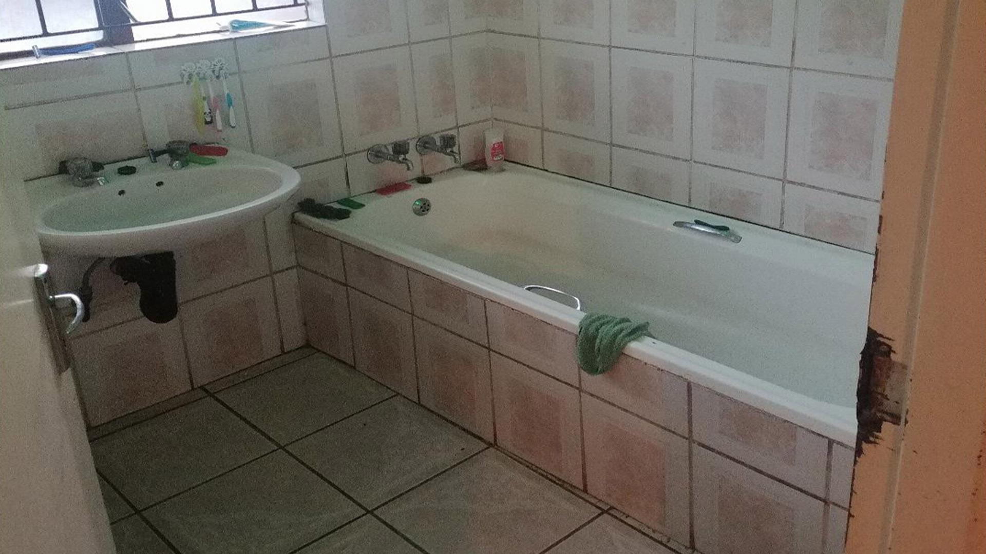Bathroom 1 of property in Tembisa