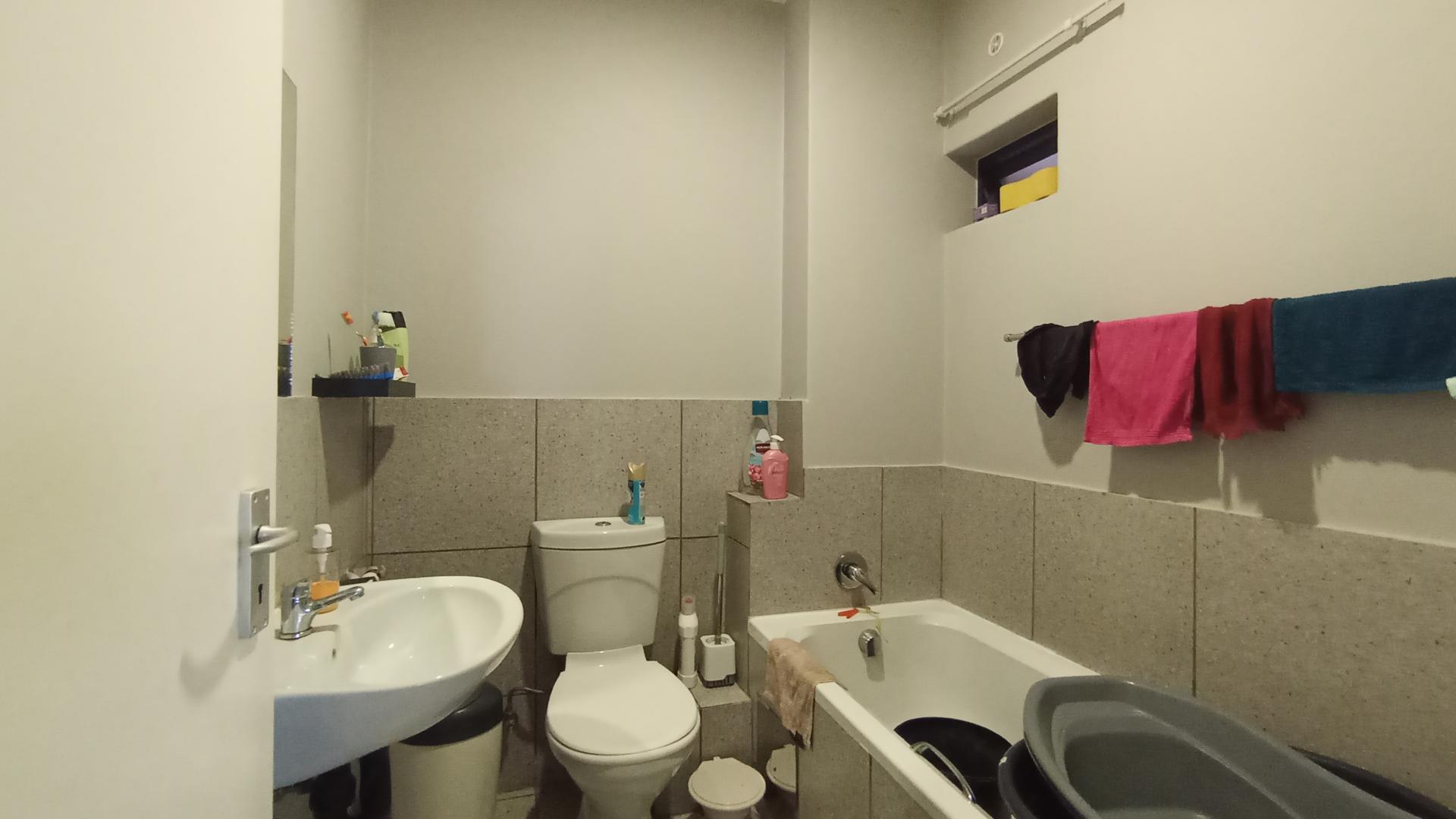 Bathroom 1 - 4 square meters of property in Riverside View