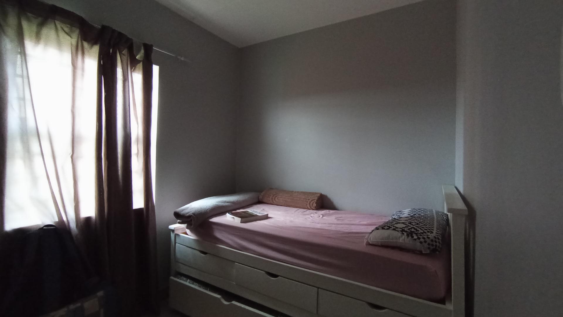 Bed Room 2 - 8 square meters of property in Riverside View