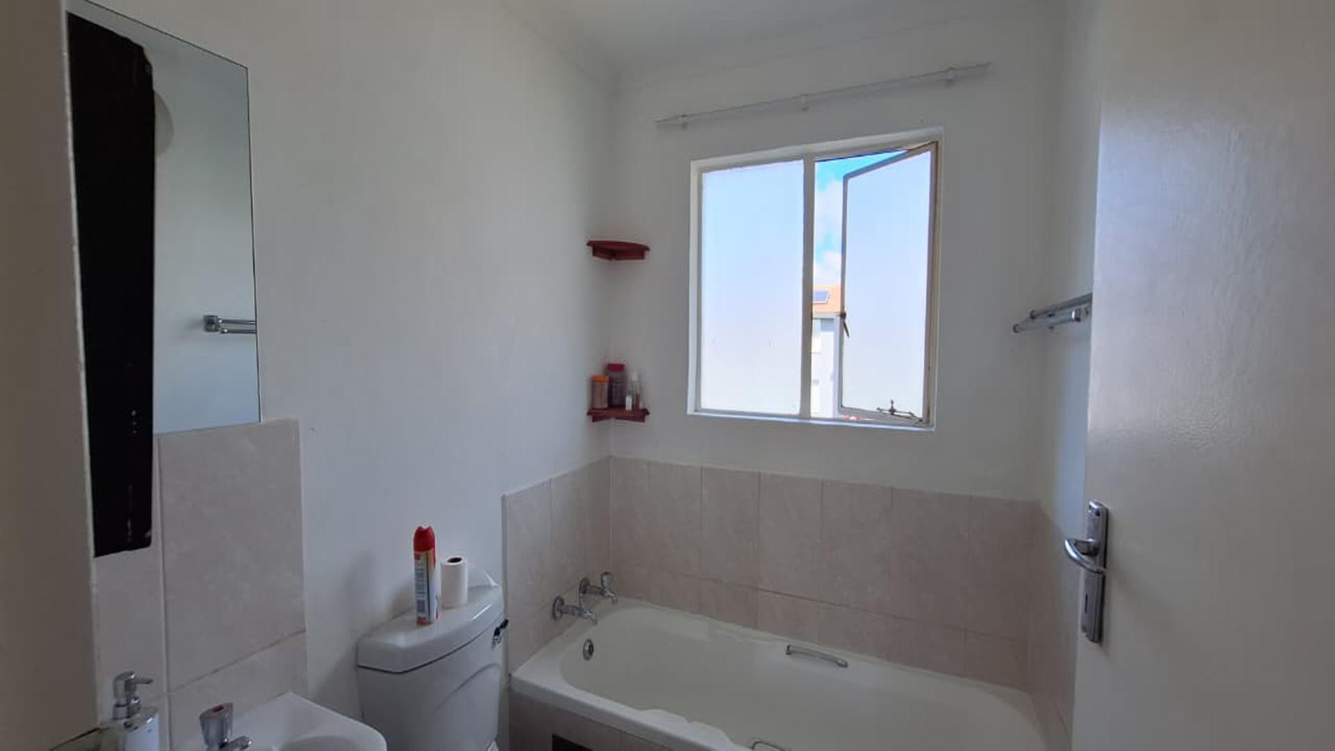 Main Bathroom - 7 square meters of property in Northgate (JHB)