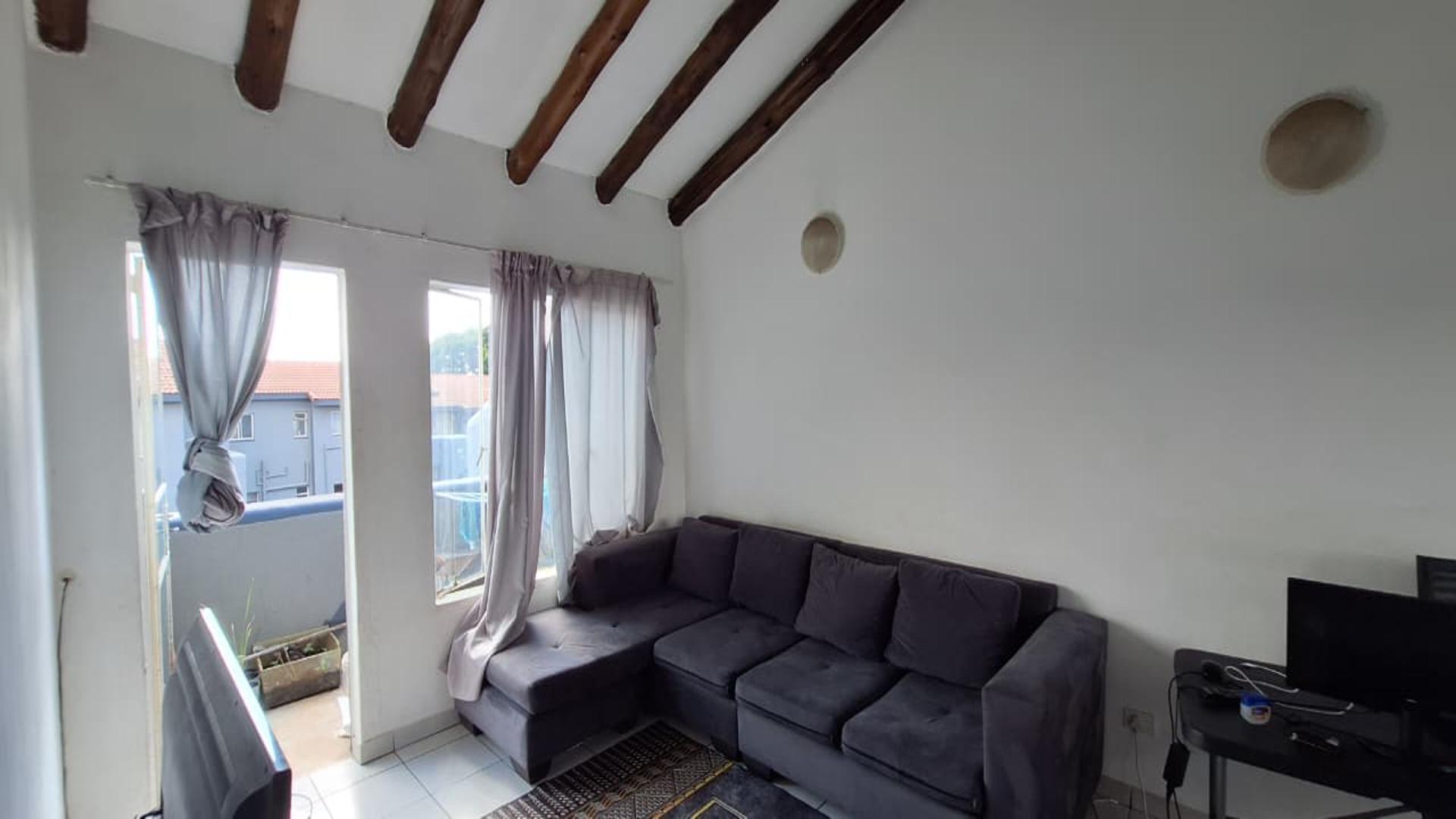 Lounges - 15 square meters of property in Northgate (JHB)