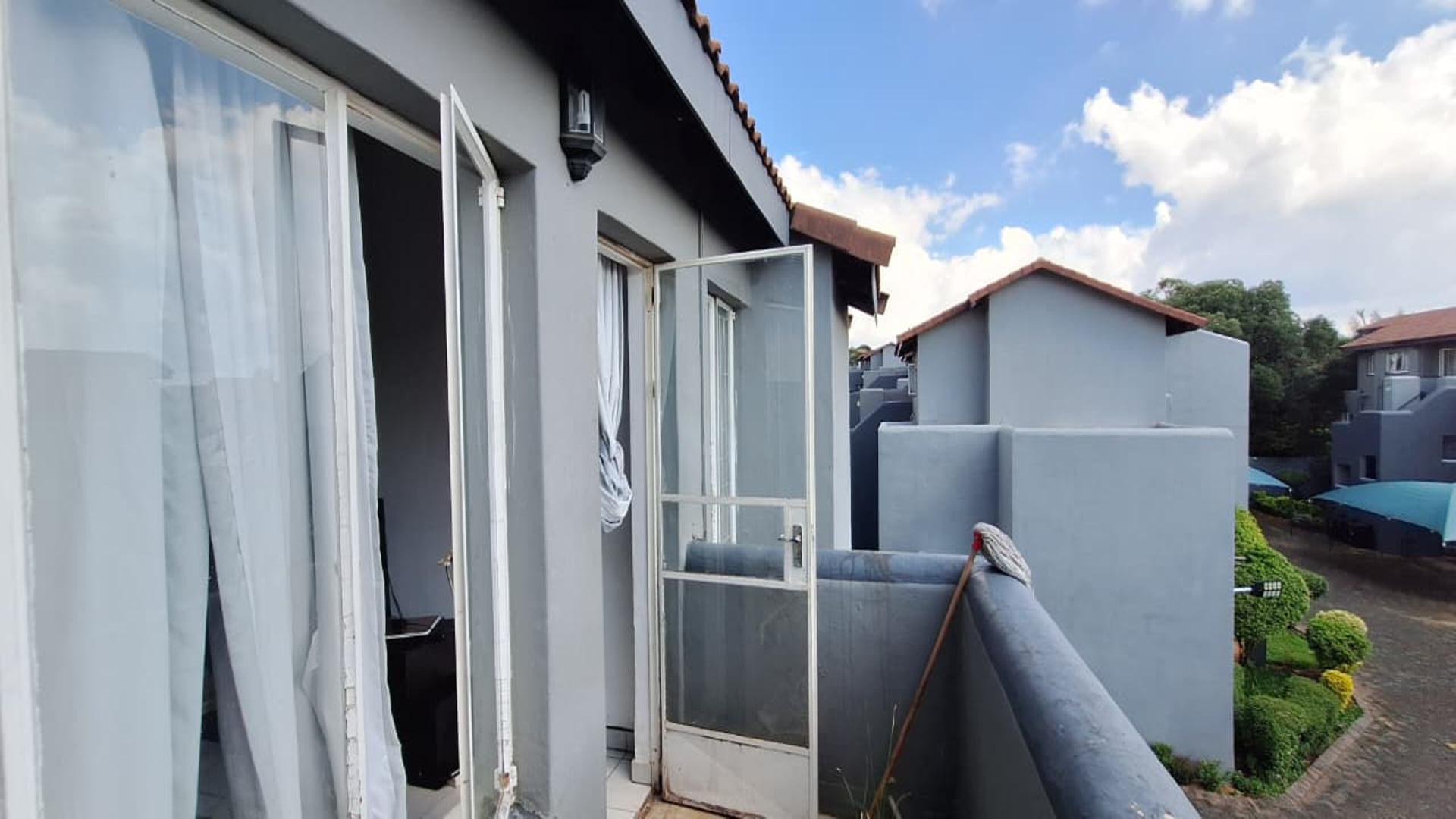 Balcony - 4 square meters of property in Northgate (JHB)