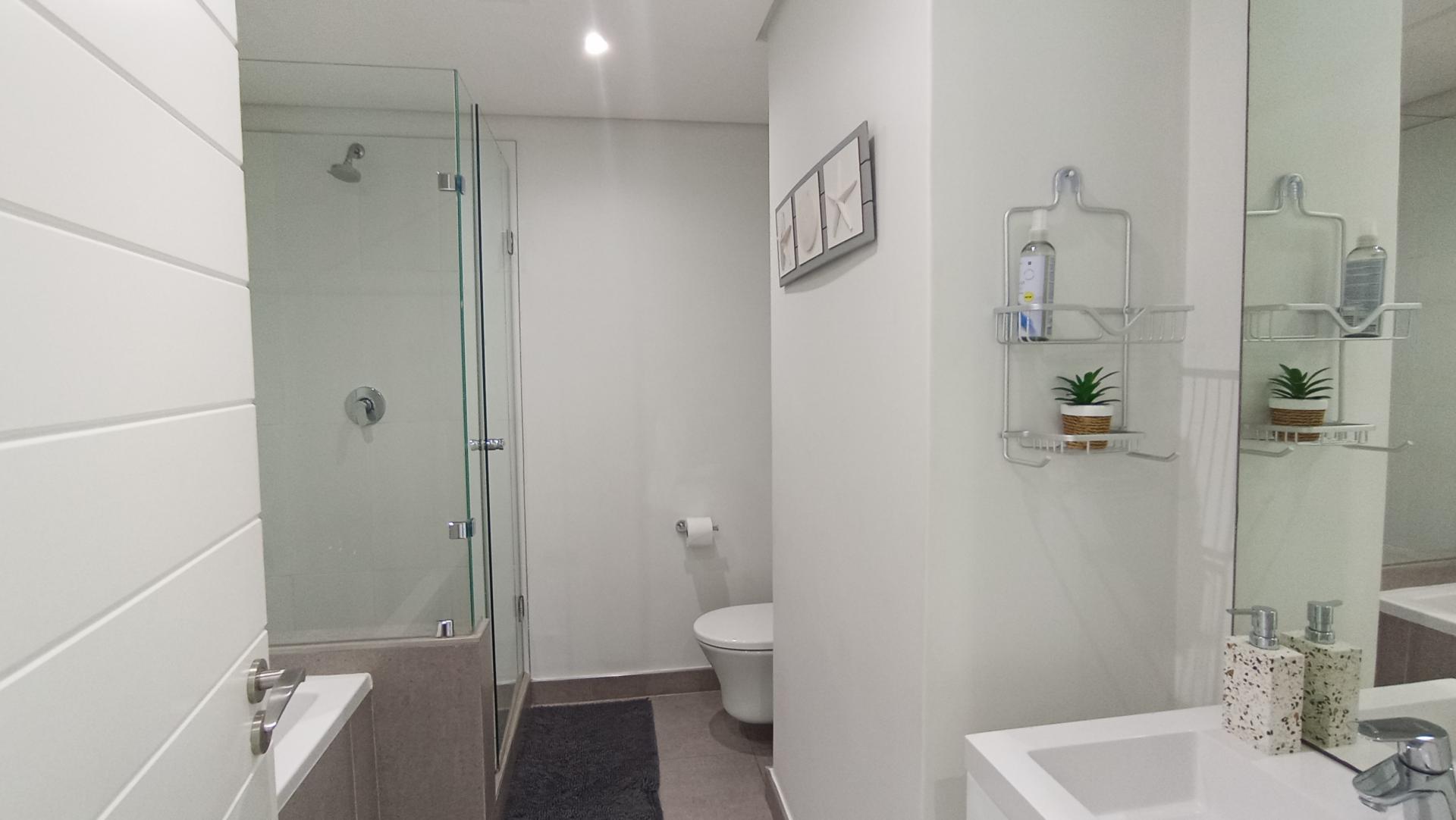 Bathroom 1 - 8 square meters of property in Hillhead