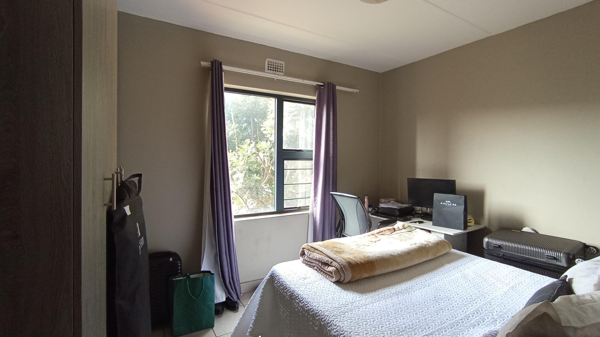 Bed Room 1 - 11 square meters of property in La Montagne