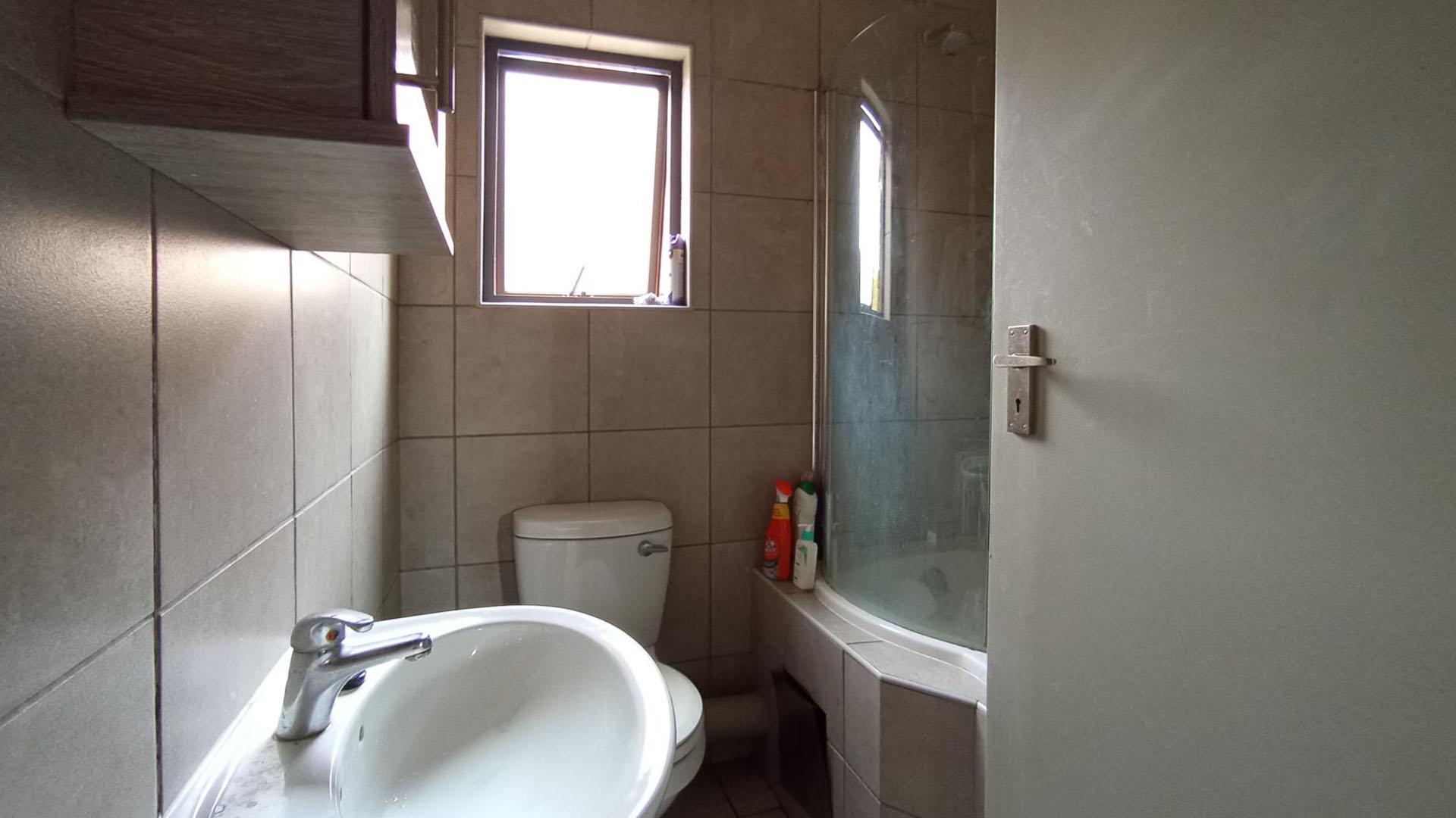Bathroom 1 - 5 square meters of property in La Montagne