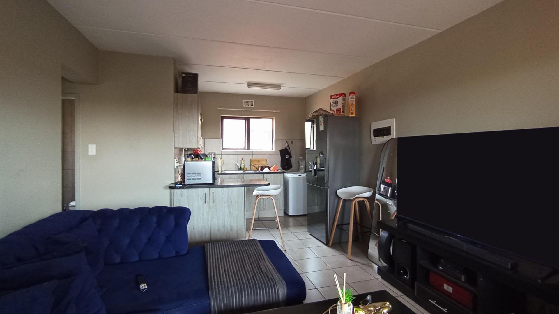 Lounges - 16 square meters of property in La Montagne