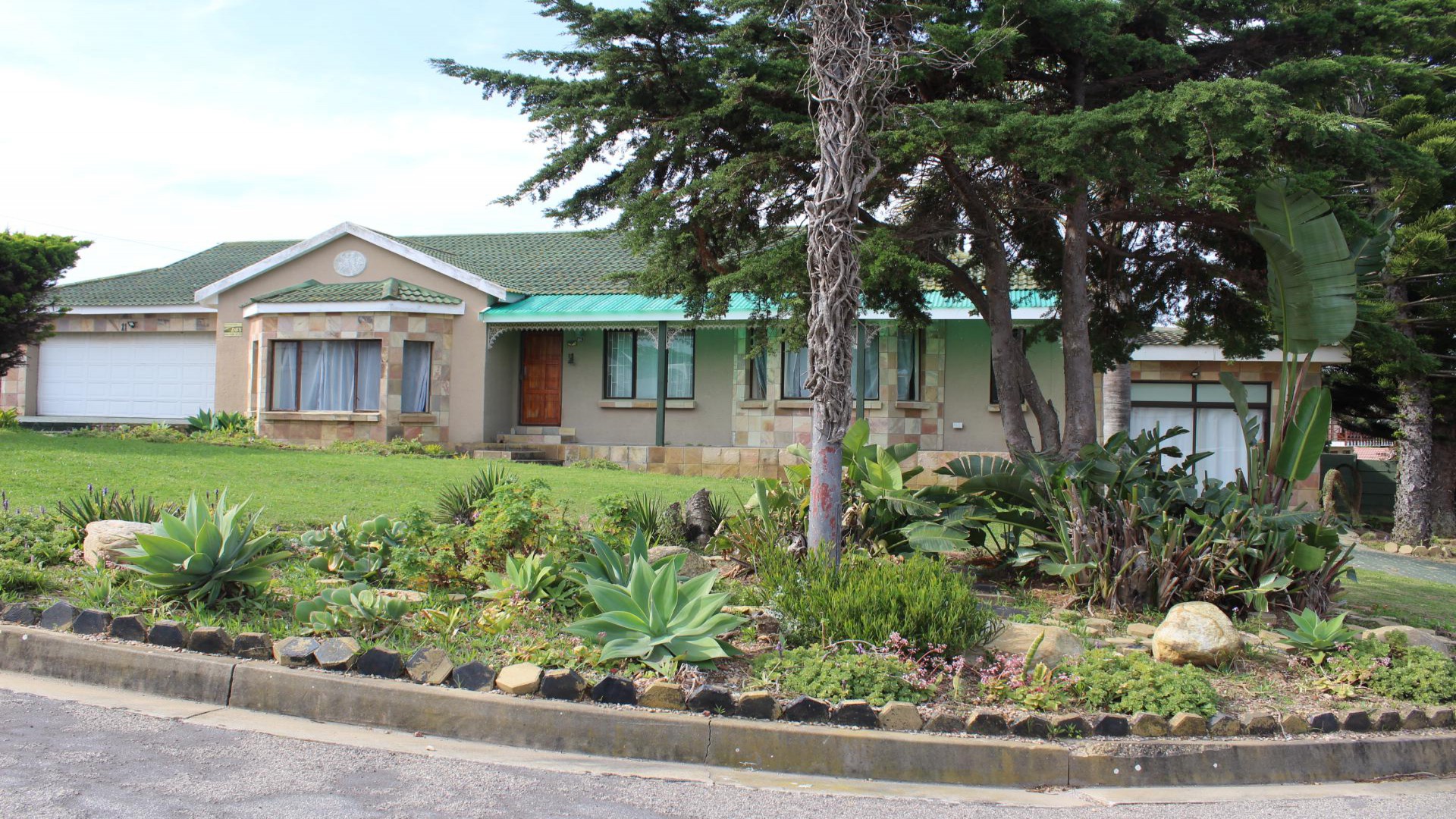 Front View of property in Dana Bay