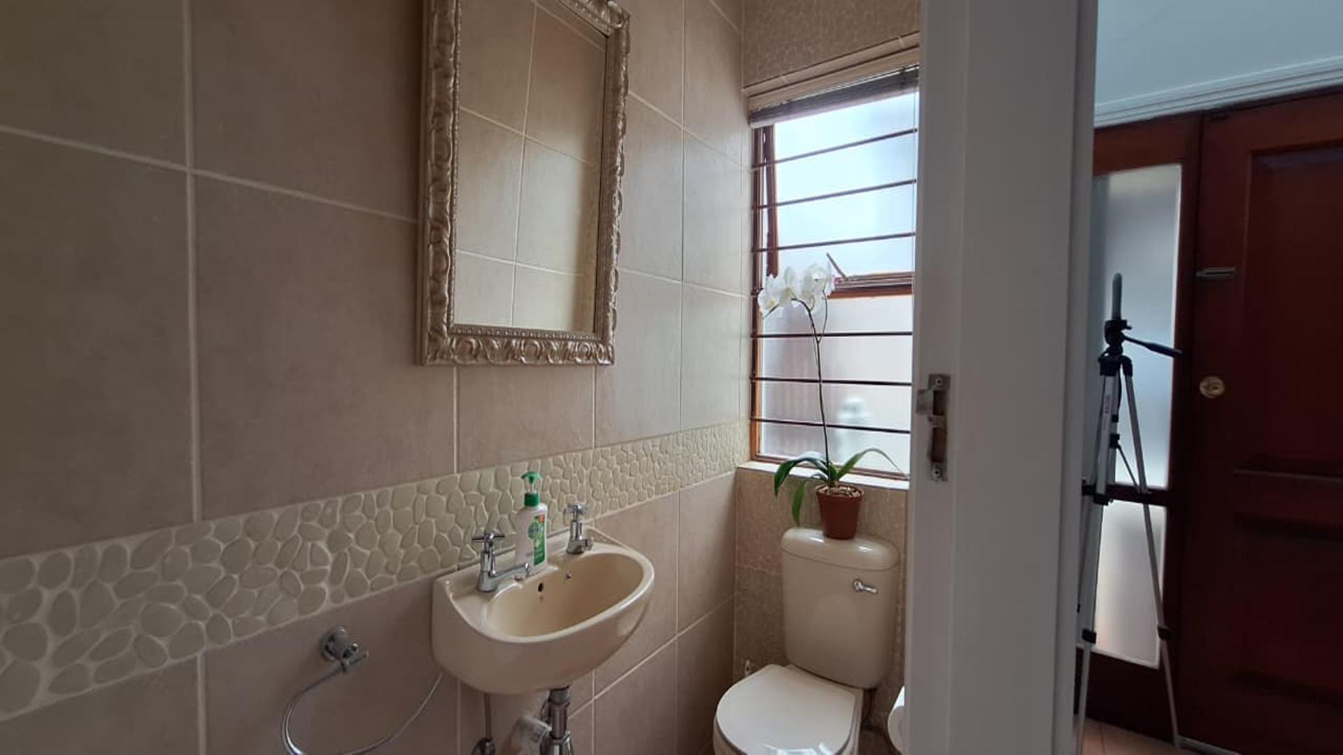 Guest Toilet - 3 square meters of property in Bedfordview
