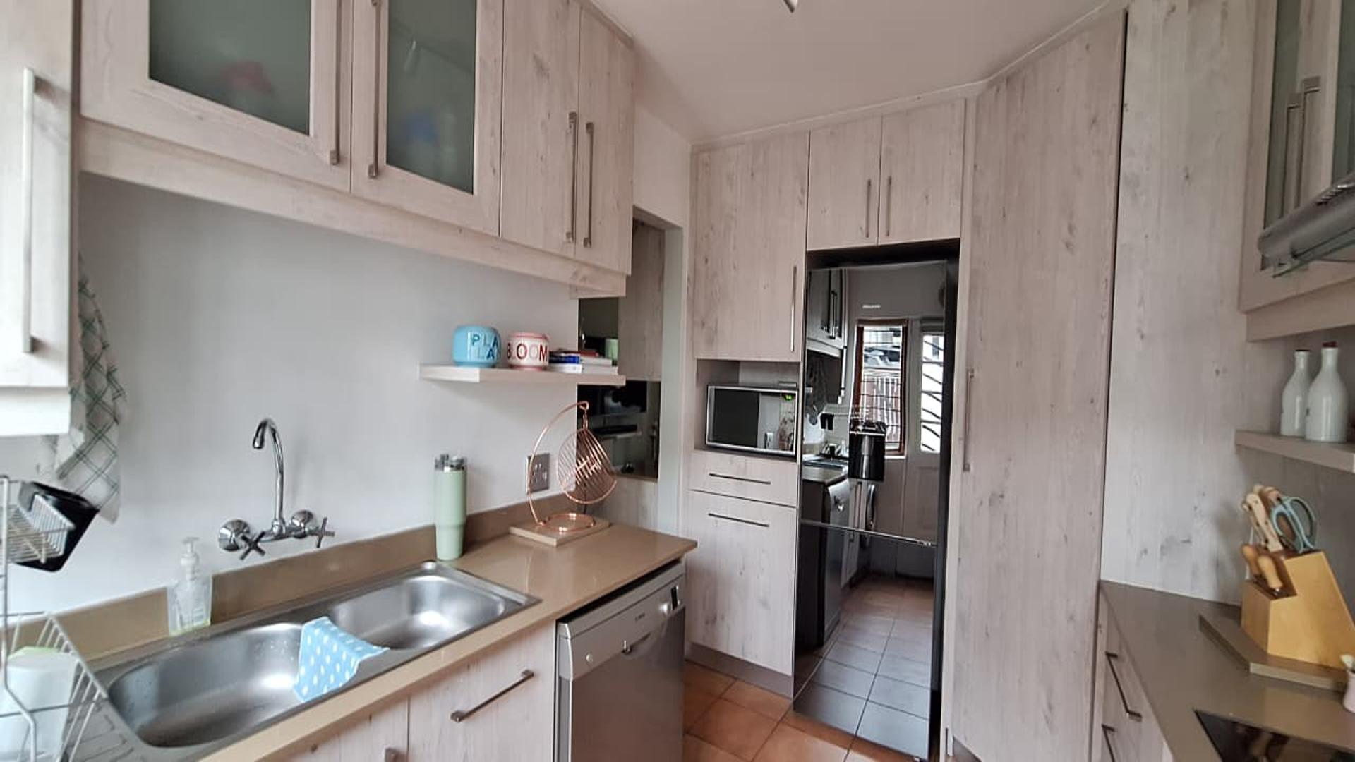 Kitchen - 13 square meters of property in Bedfordview