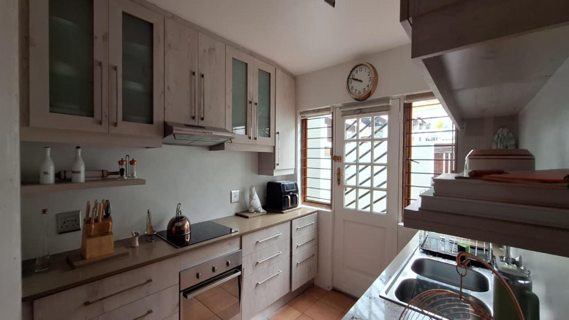 Kitchen - 13 square meters of property in Bedfordview
