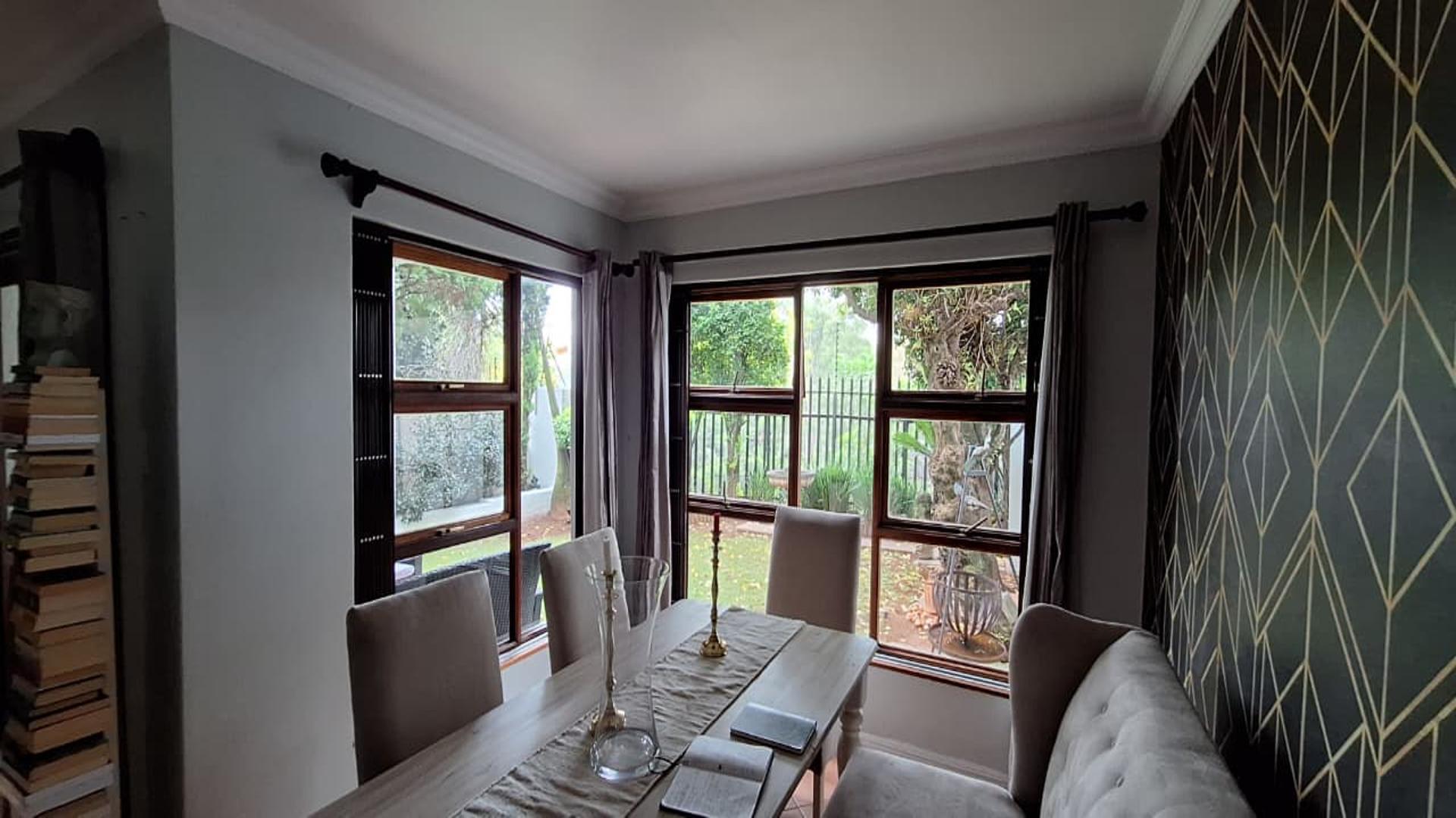 Dining Room - 8 square meters of property in Bedfordview