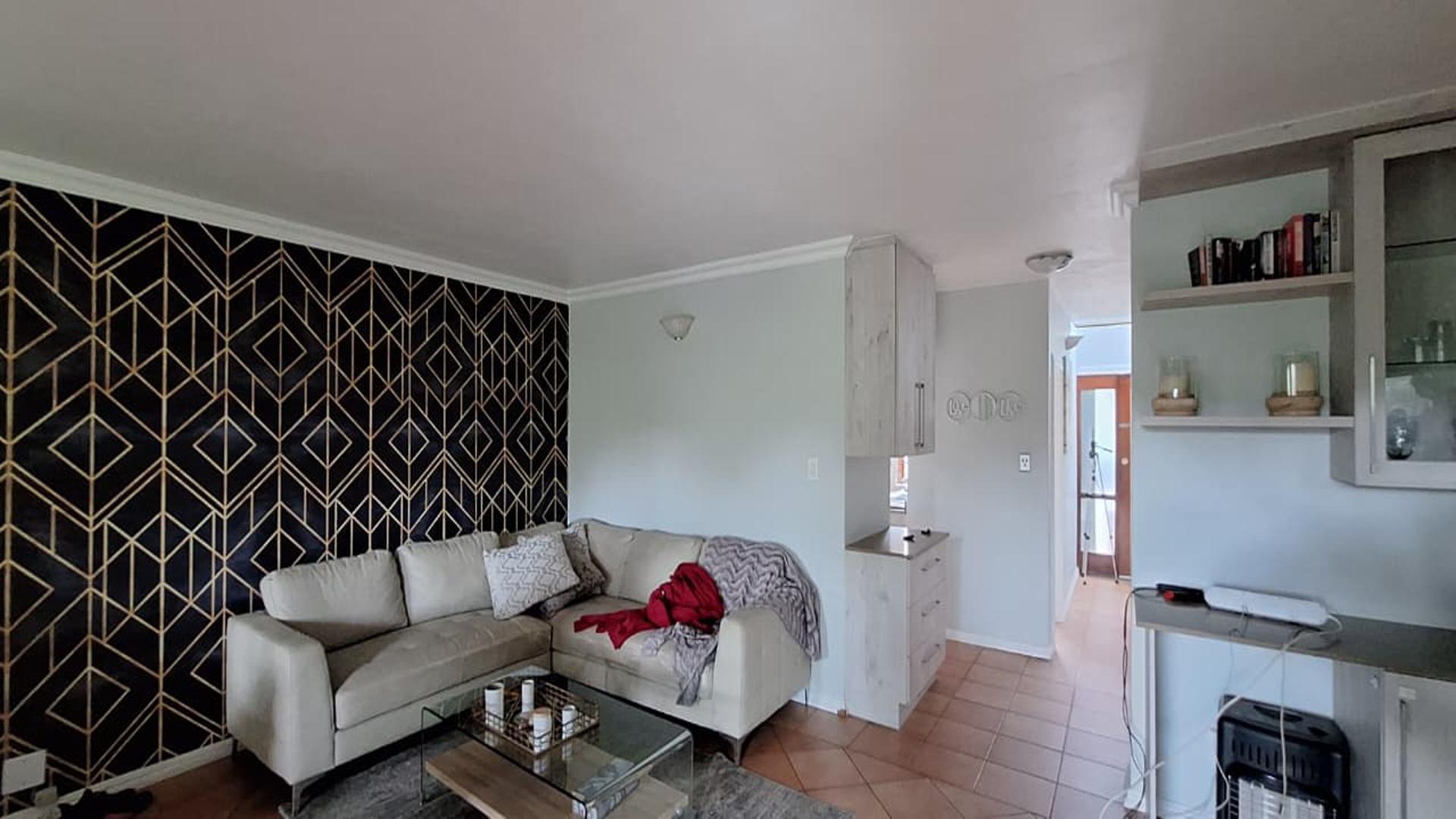 Lounges - 29 square meters of property in Bedfordview
