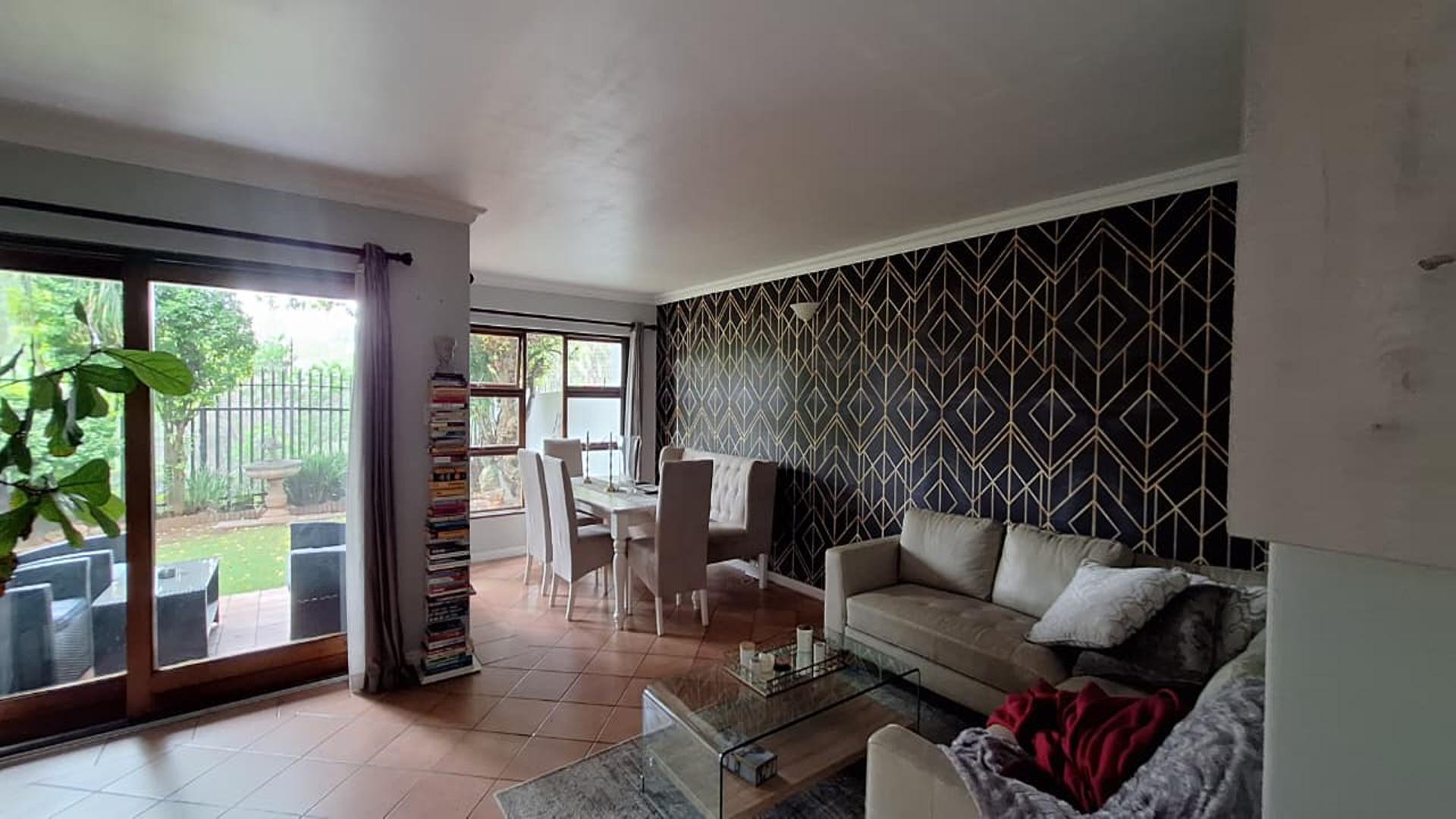 Lounges - 29 square meters of property in Bedfordview