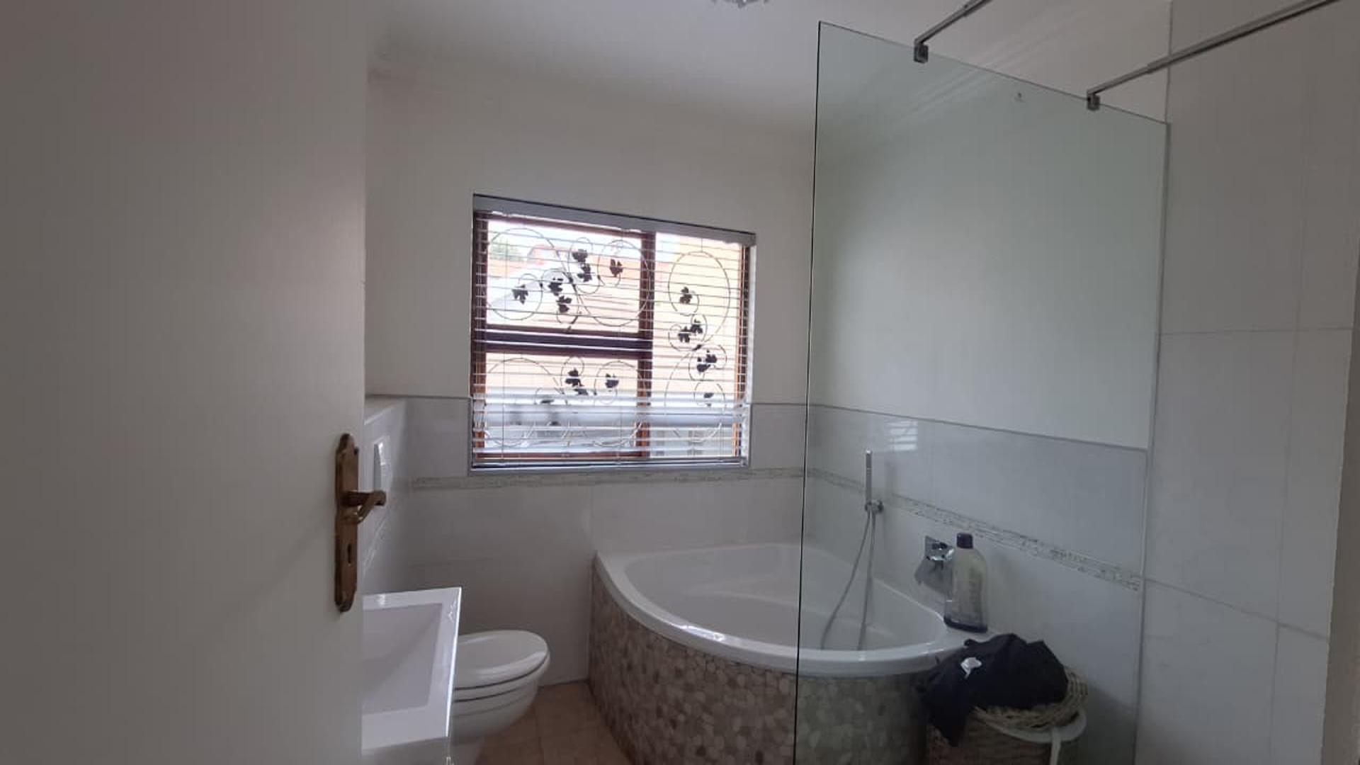 Bathroom 1 - 10 square meters of property in Bedfordview