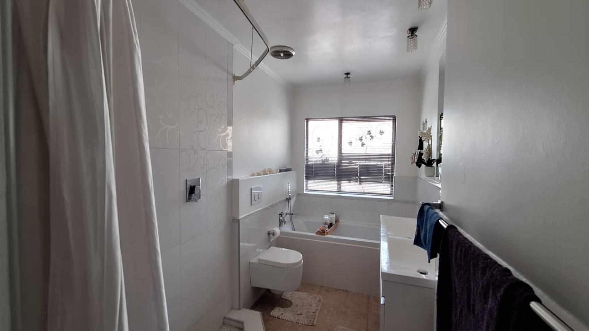 Main Bathroom - 11 square meters of property in Bedfordview