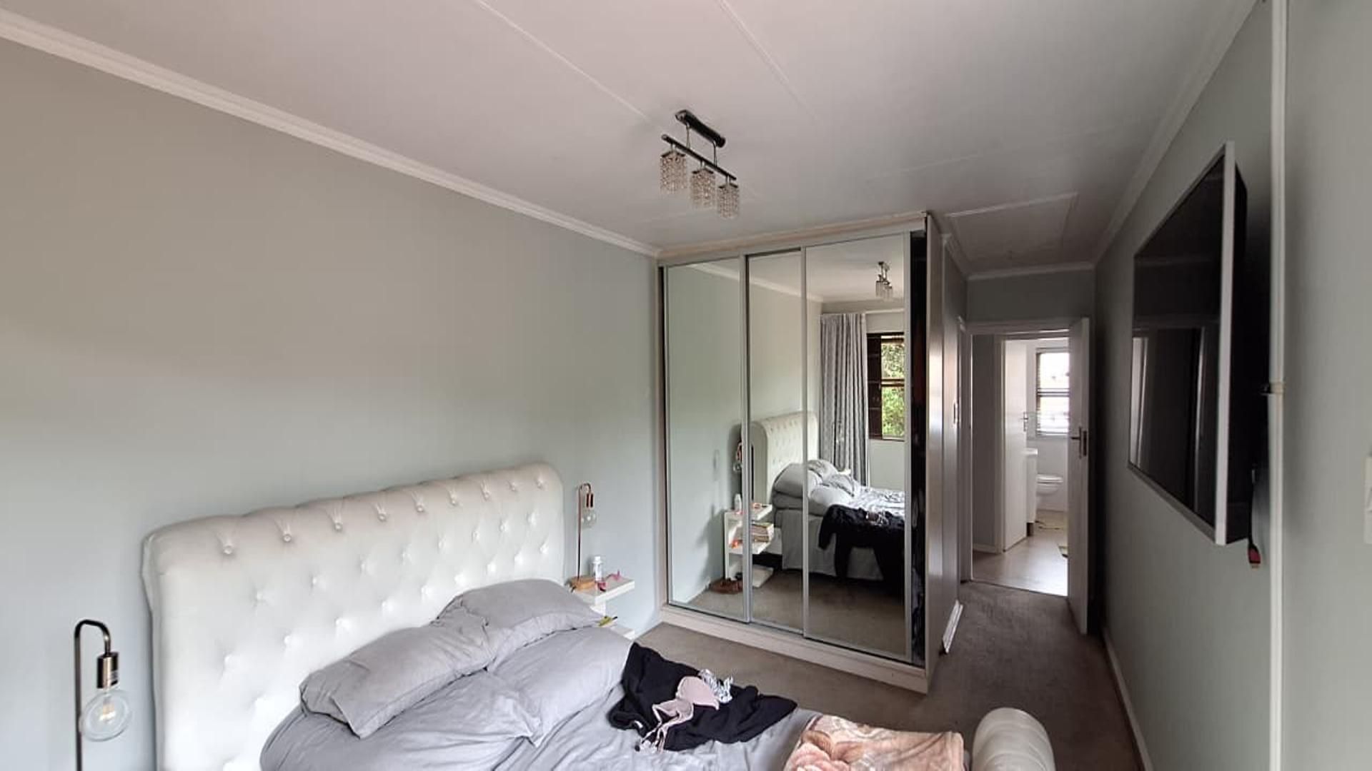Main Bedroom - 21 square meters of property in Bedfordview