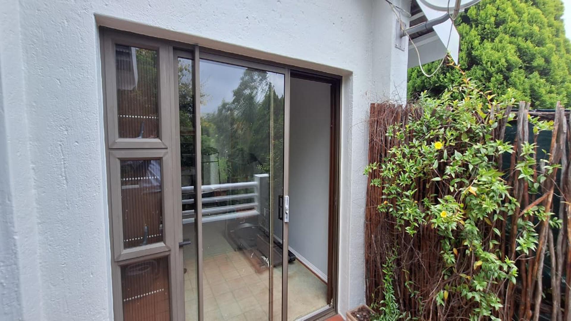 Balcony - 8 square meters of property in Bedfordview