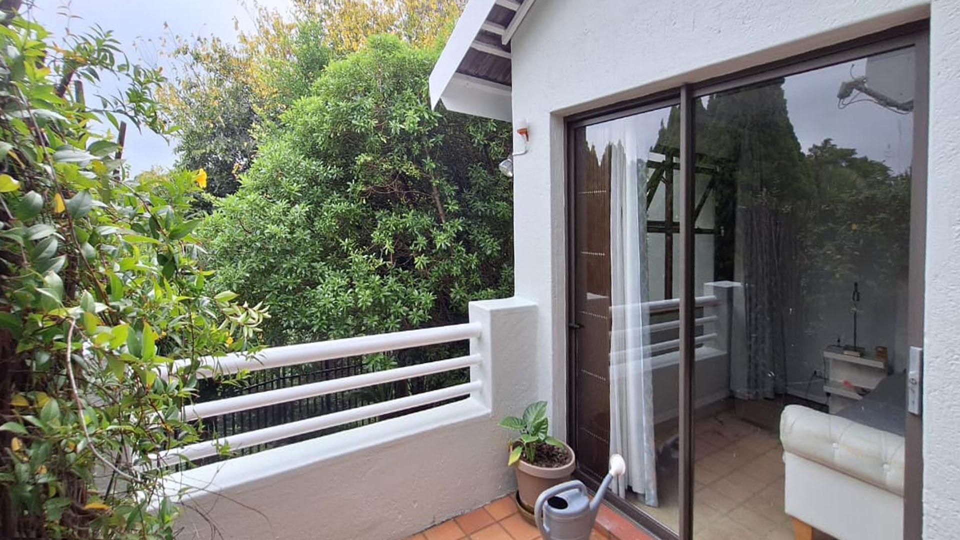 Balcony - 8 square meters of property in Bedfordview
