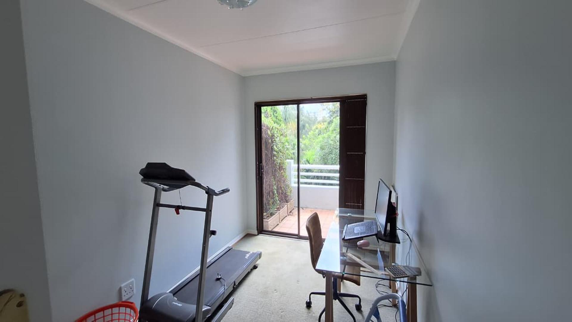 Bed Room 1 - 15 square meters of property in Bedfordview