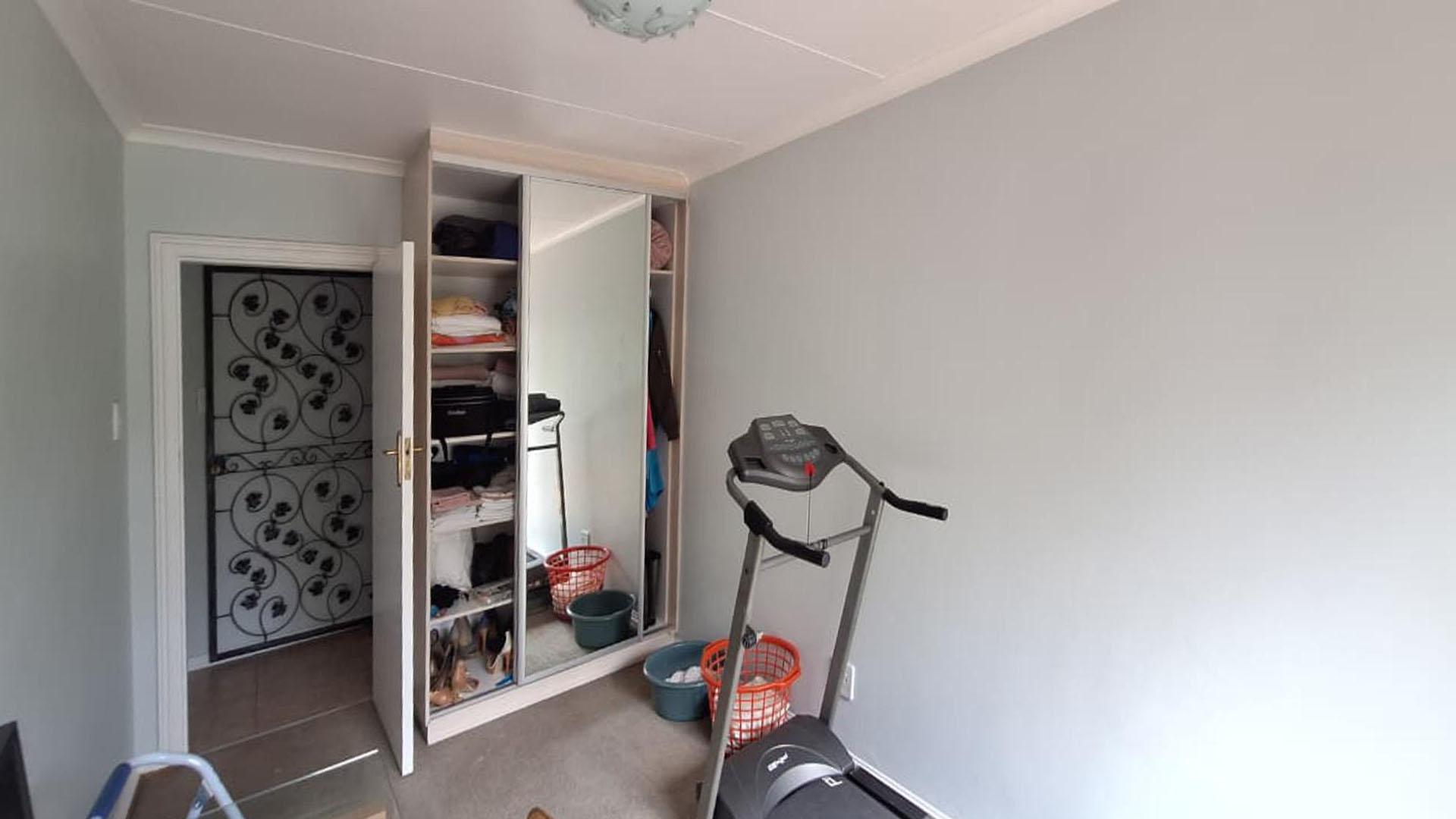 Bed Room 1 - 15 square meters of property in Bedfordview