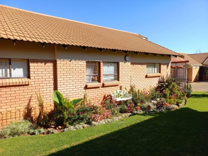 2 Bedroom Simplex for Sale For Sale in Langenhoven Park - MR709368