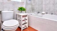 Bathroom 1 of property in Sonstraal Heights