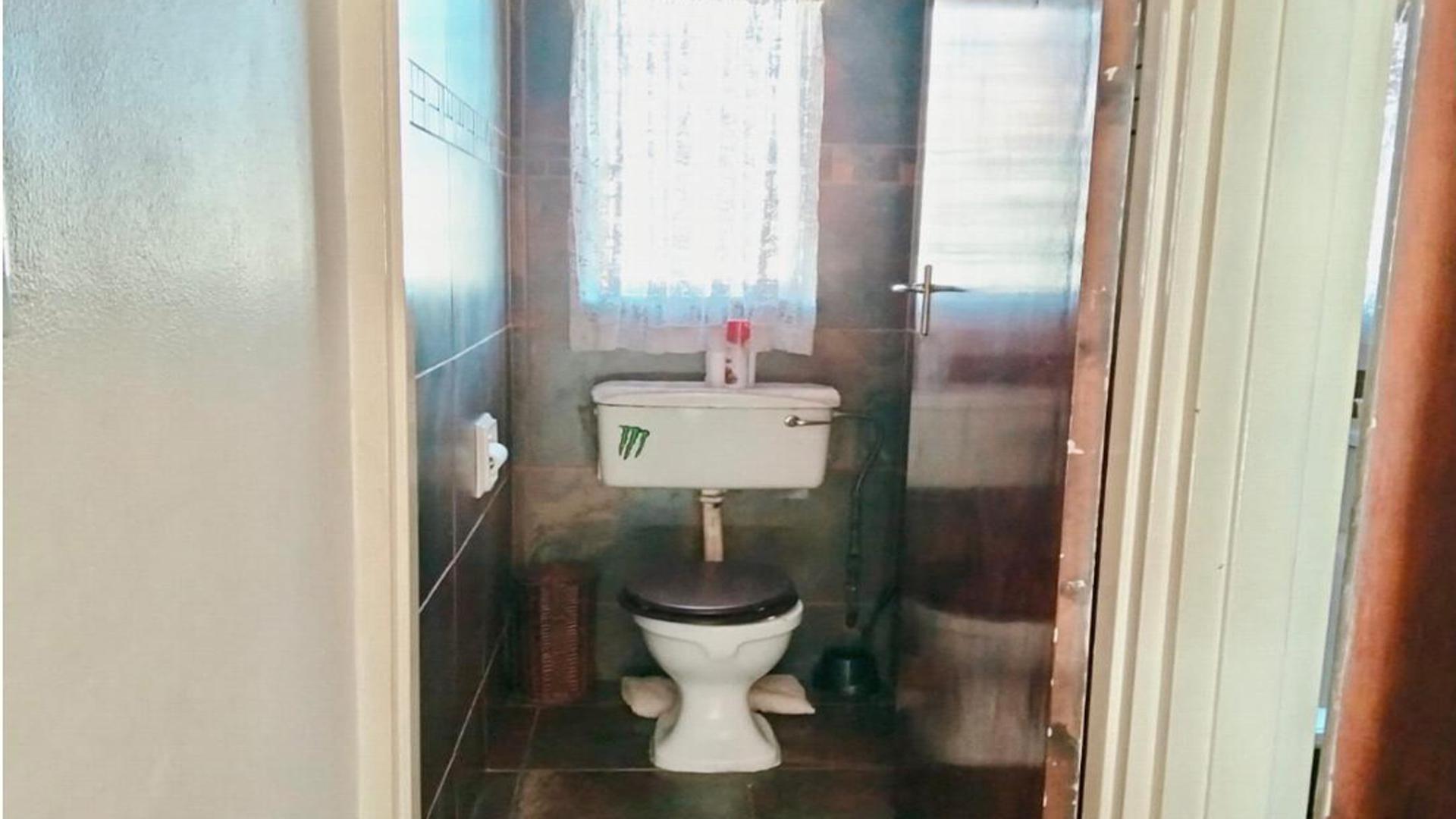 Bathroom 1 of property in Nigel