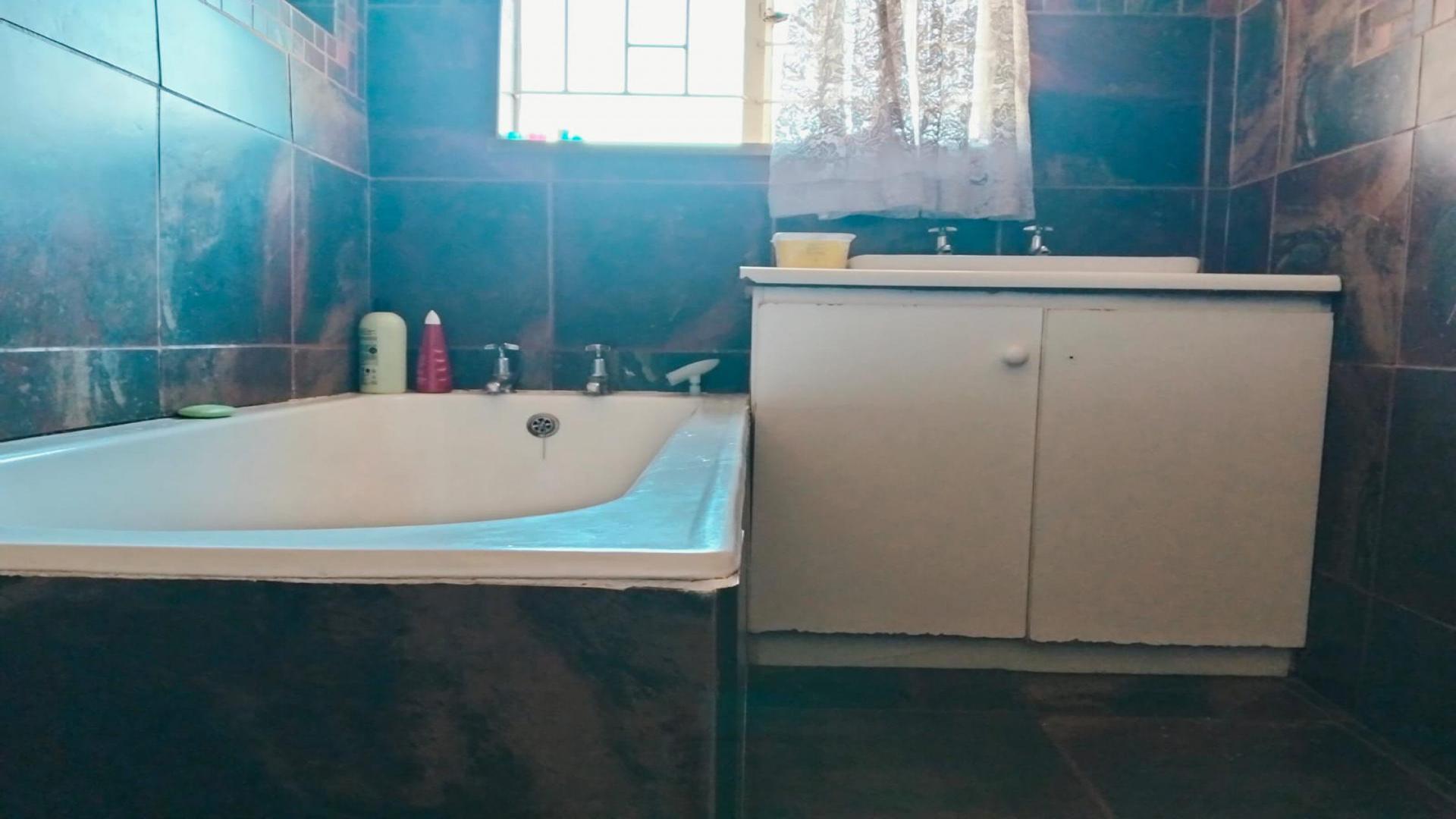 Bathroom 1 of property in Nigel