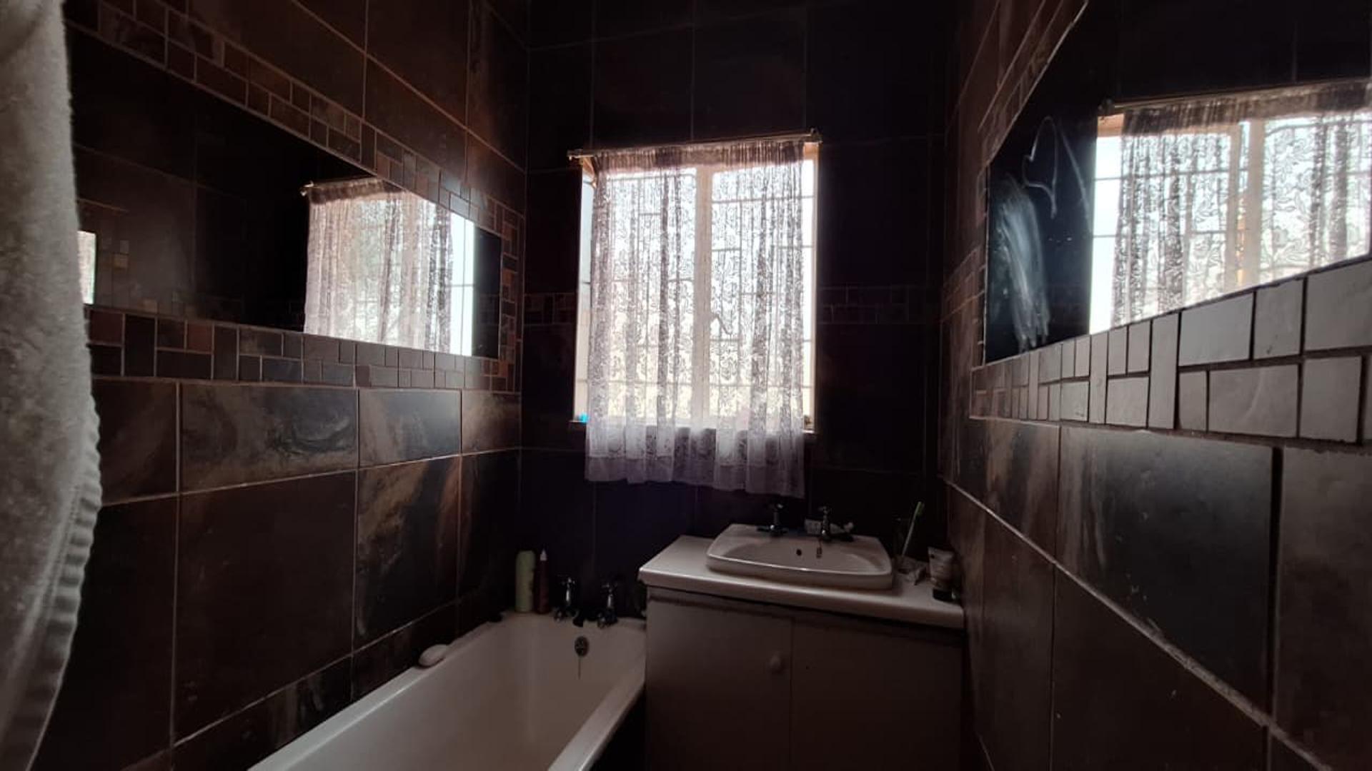 Bathroom 1 - 11 square meters of property in Nigel