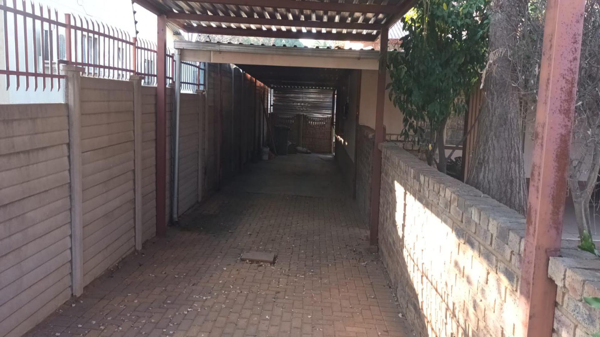 Carport  - 44 square meters of property in Danville