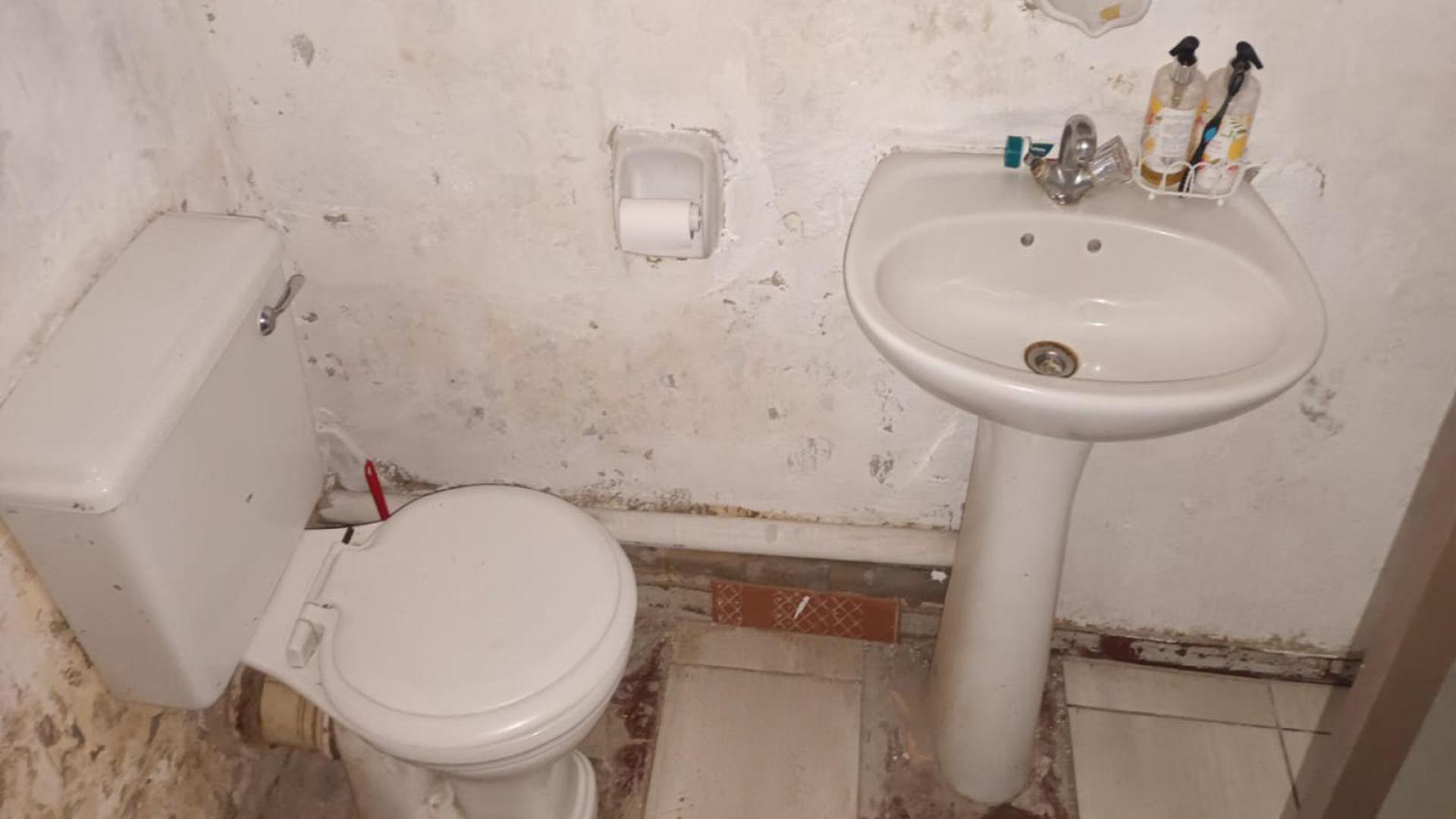 Bathroom 1 - 5 square meters of property in Danville