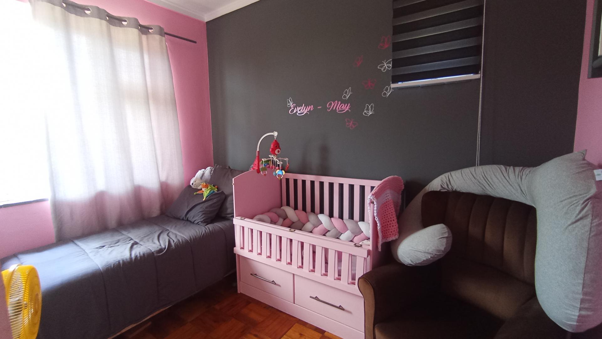 Bed Room 1 - 11 square meters of property in Ocean View - DBN