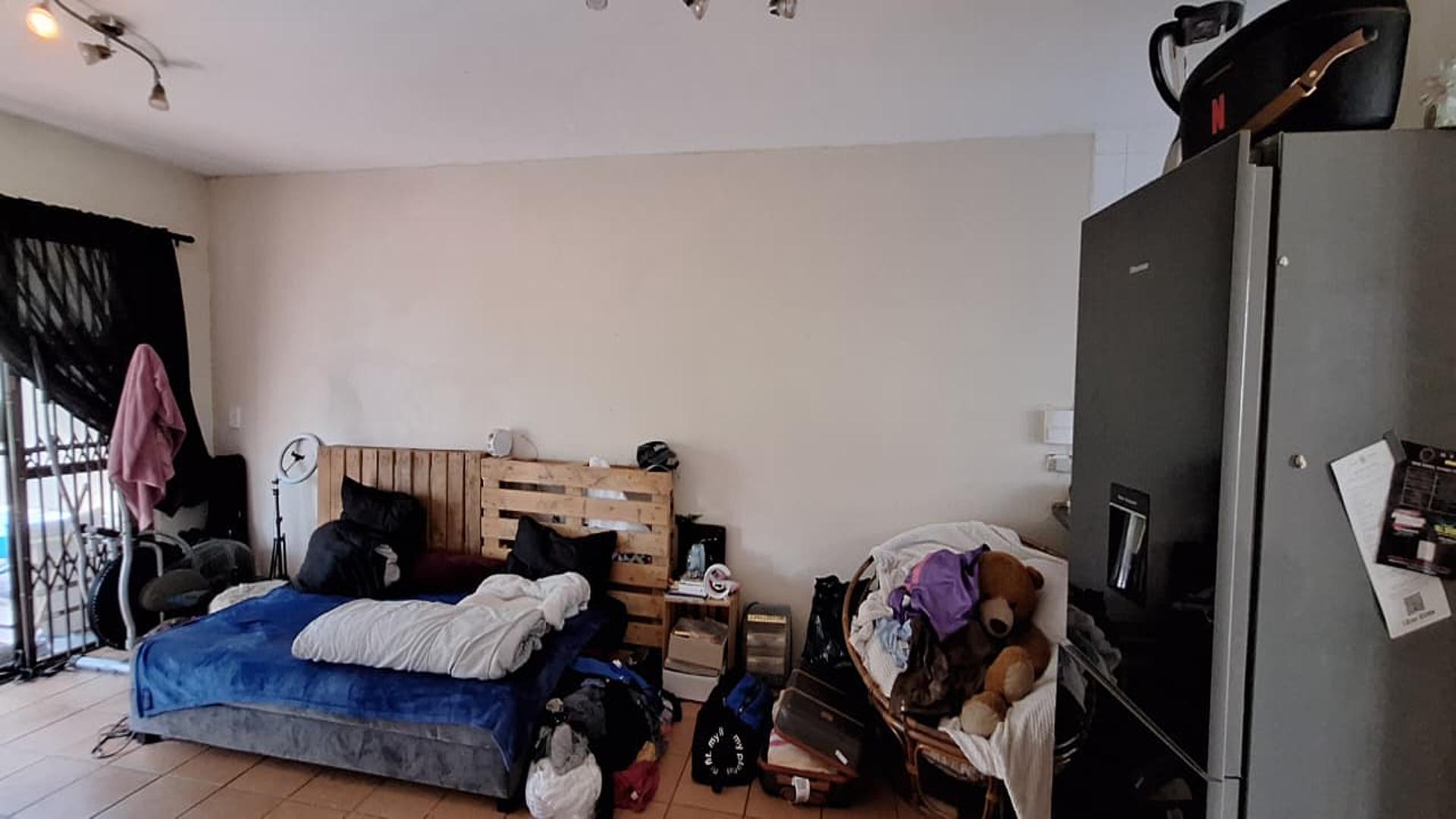Lounges - 21 square meters of property in President Ridge