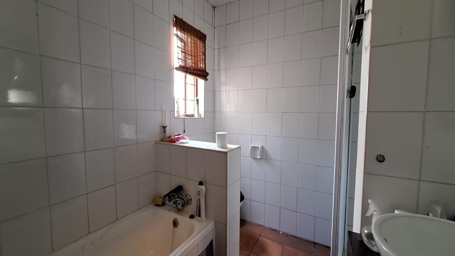 Bathroom 1 - 7 square meters of property in President Ridge