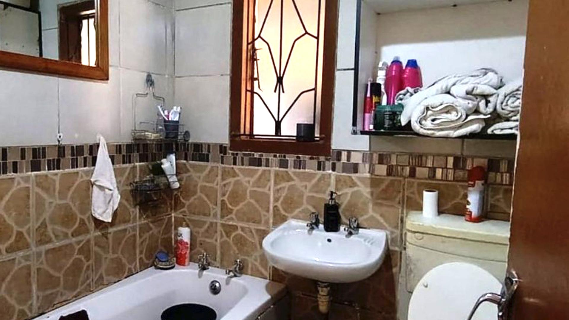 Bathroom 1 of property in Delft