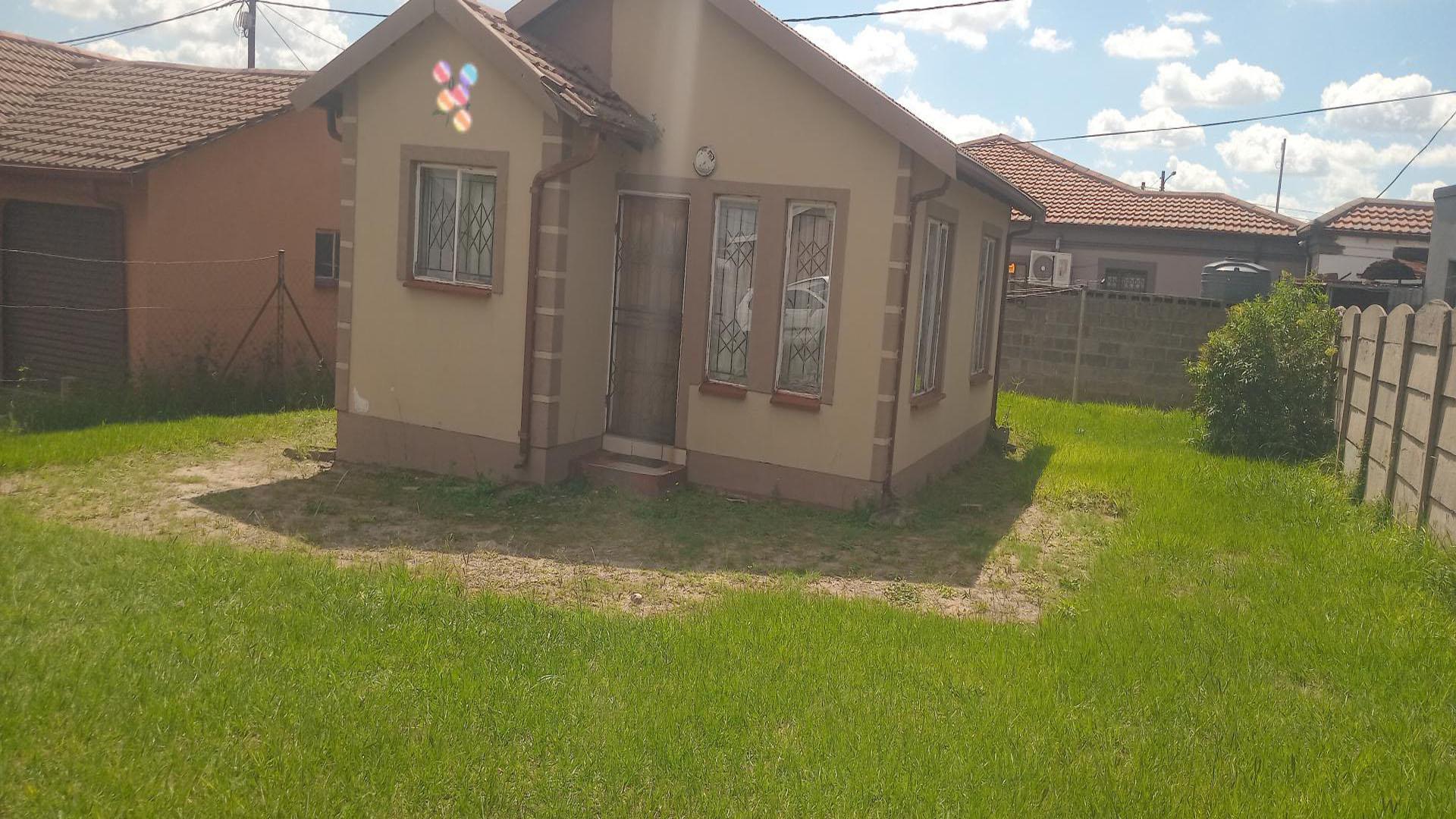 Front View of property in Madadeni