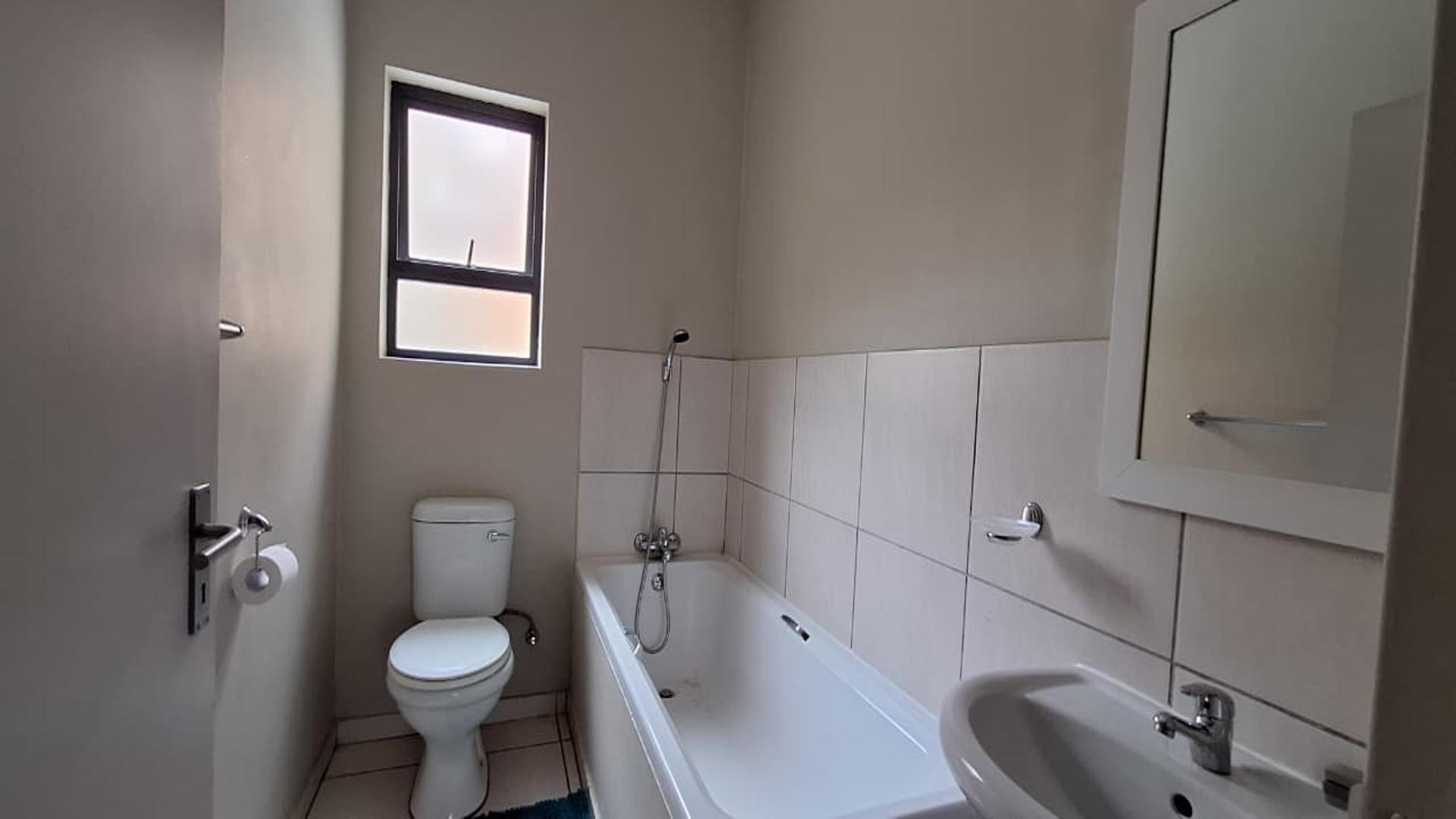 Bathroom 1 - 5 square meters of property in Rynfield AH