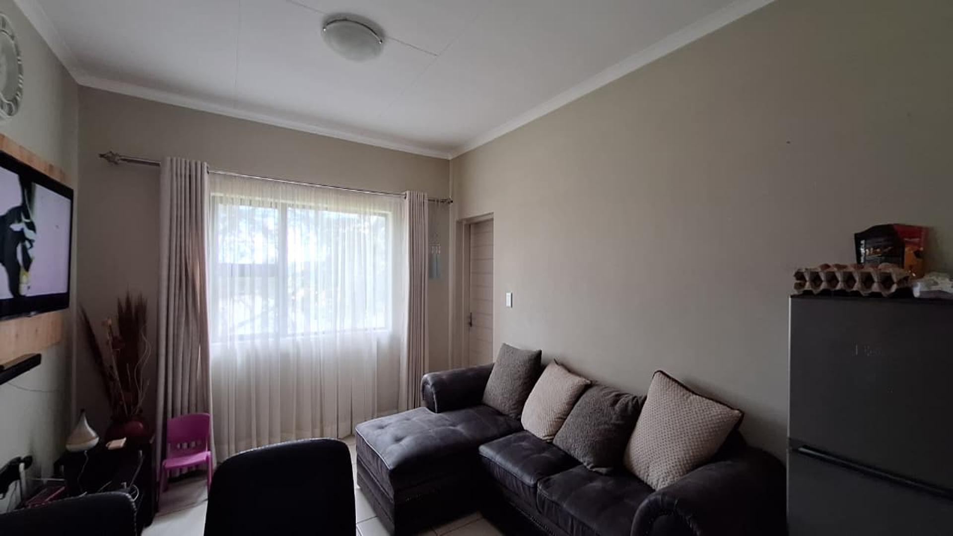 Lounges - 15 square meters of property in Rynfield AH