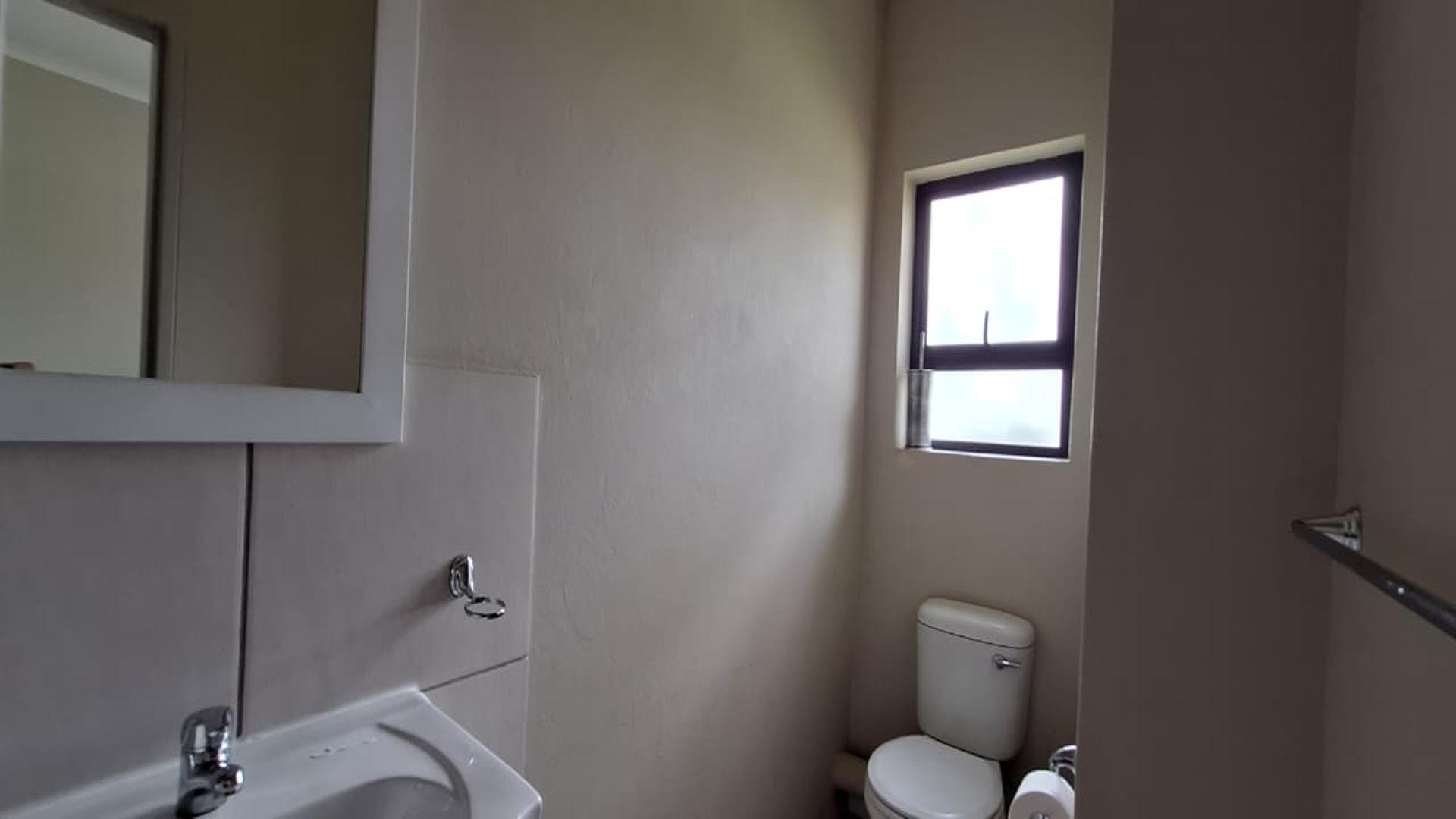 Main Bathroom - 6 square meters of property in Rynfield AH