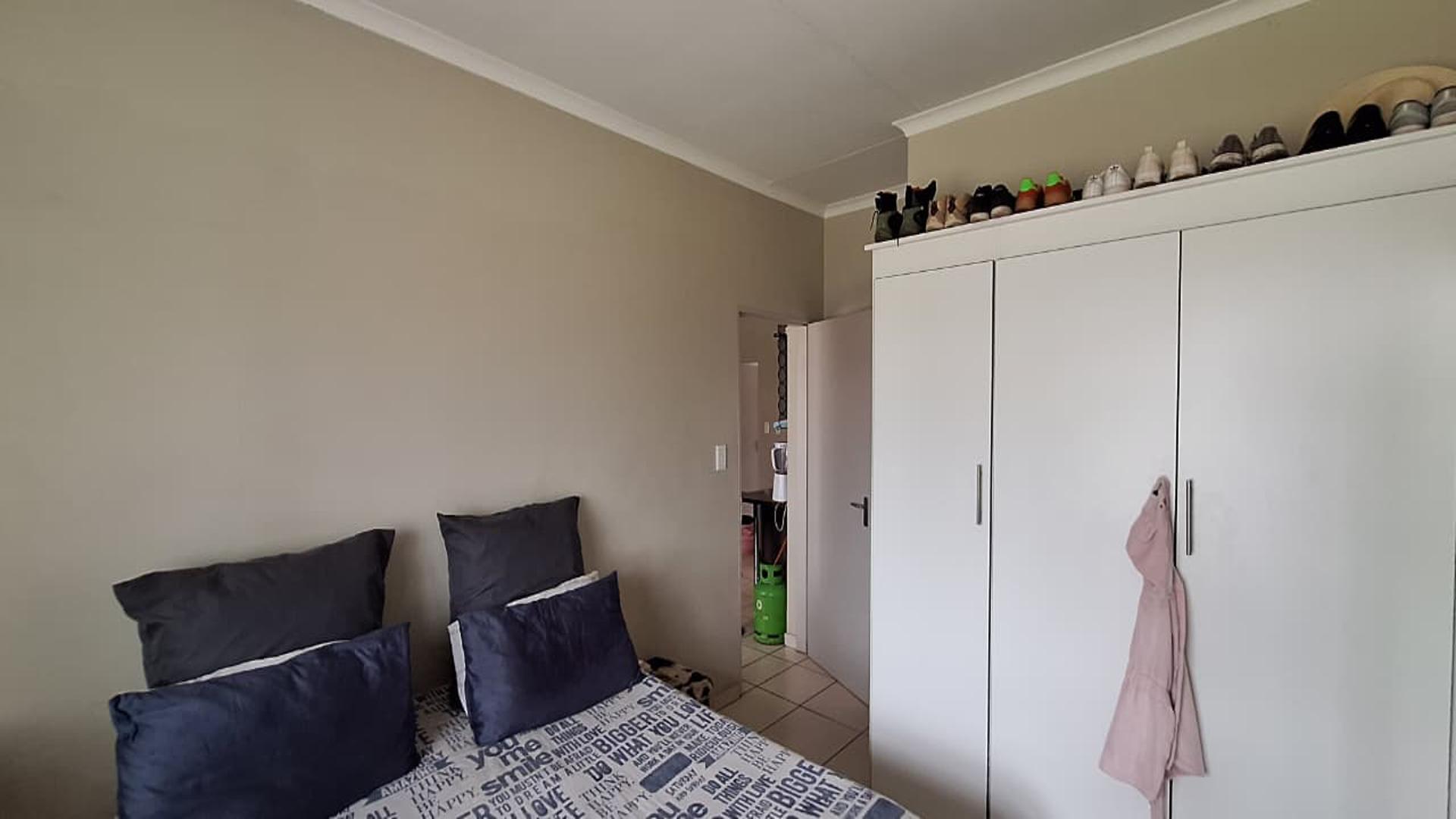 Main Bedroom - 16 square meters of property in Rynfield AH
