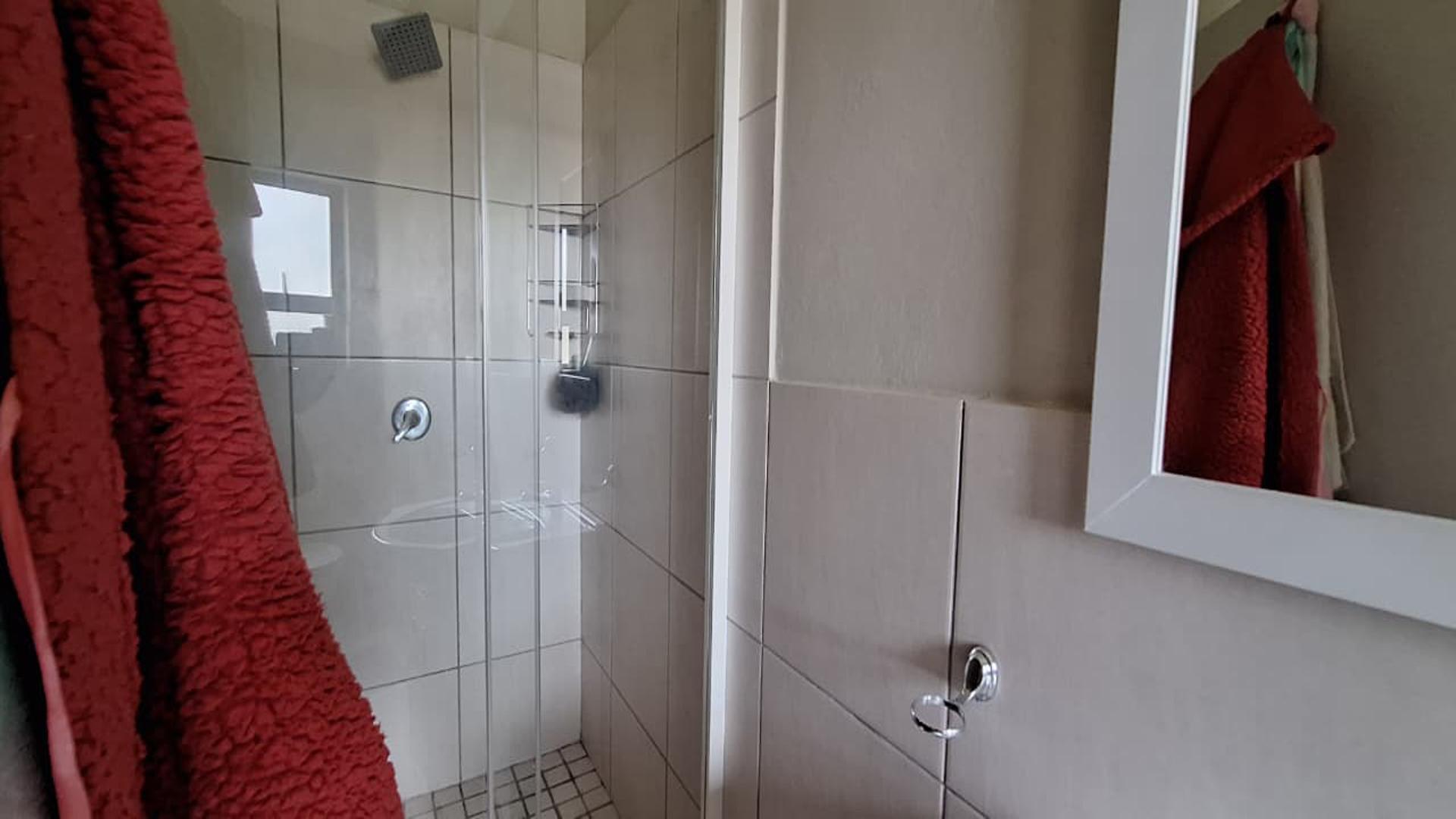 Main Bathroom - 6 square meters of property in Rynfield AH