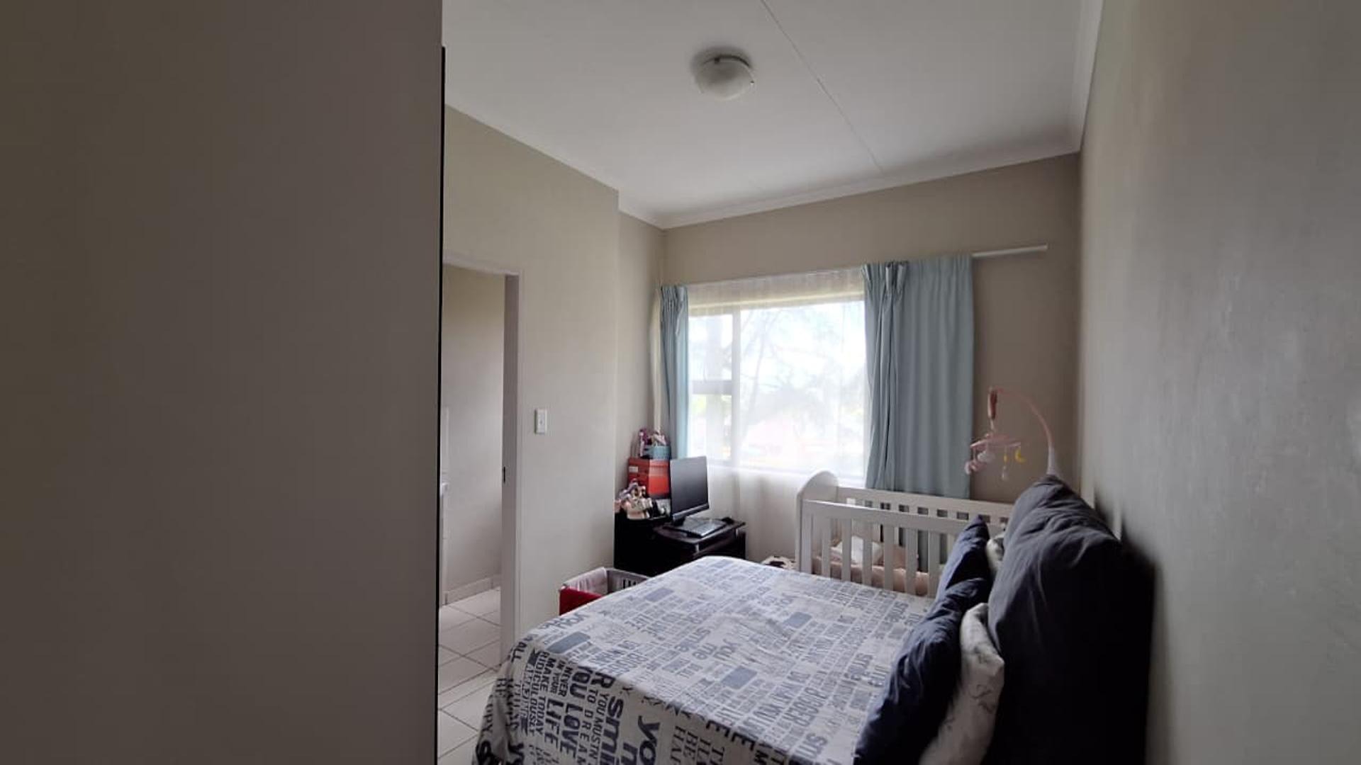 Main Bedroom - 16 square meters of property in Rynfield AH