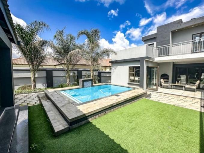 5 Bedroom House for Sale For Sale in Helderwyk Estate - MR709499