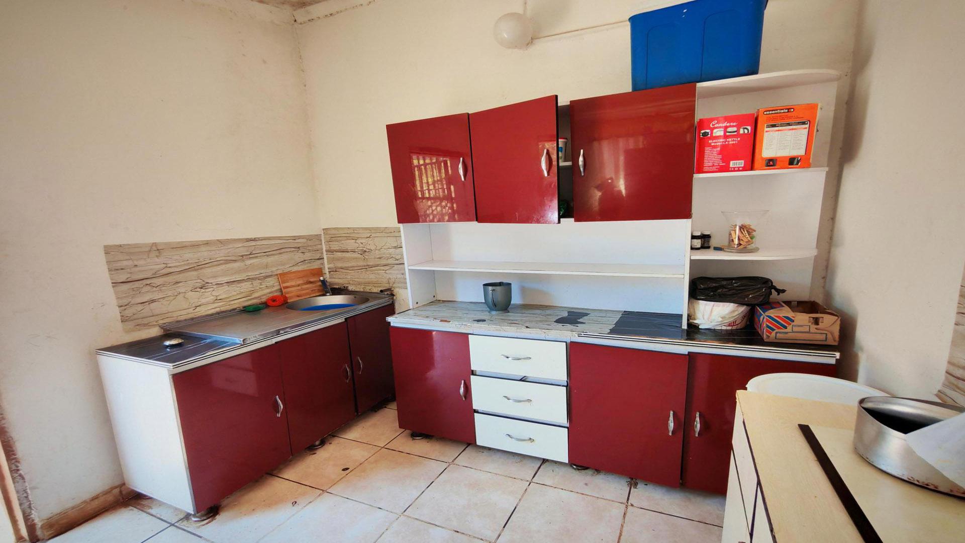 Kitchen of property in Northdale (PMB)