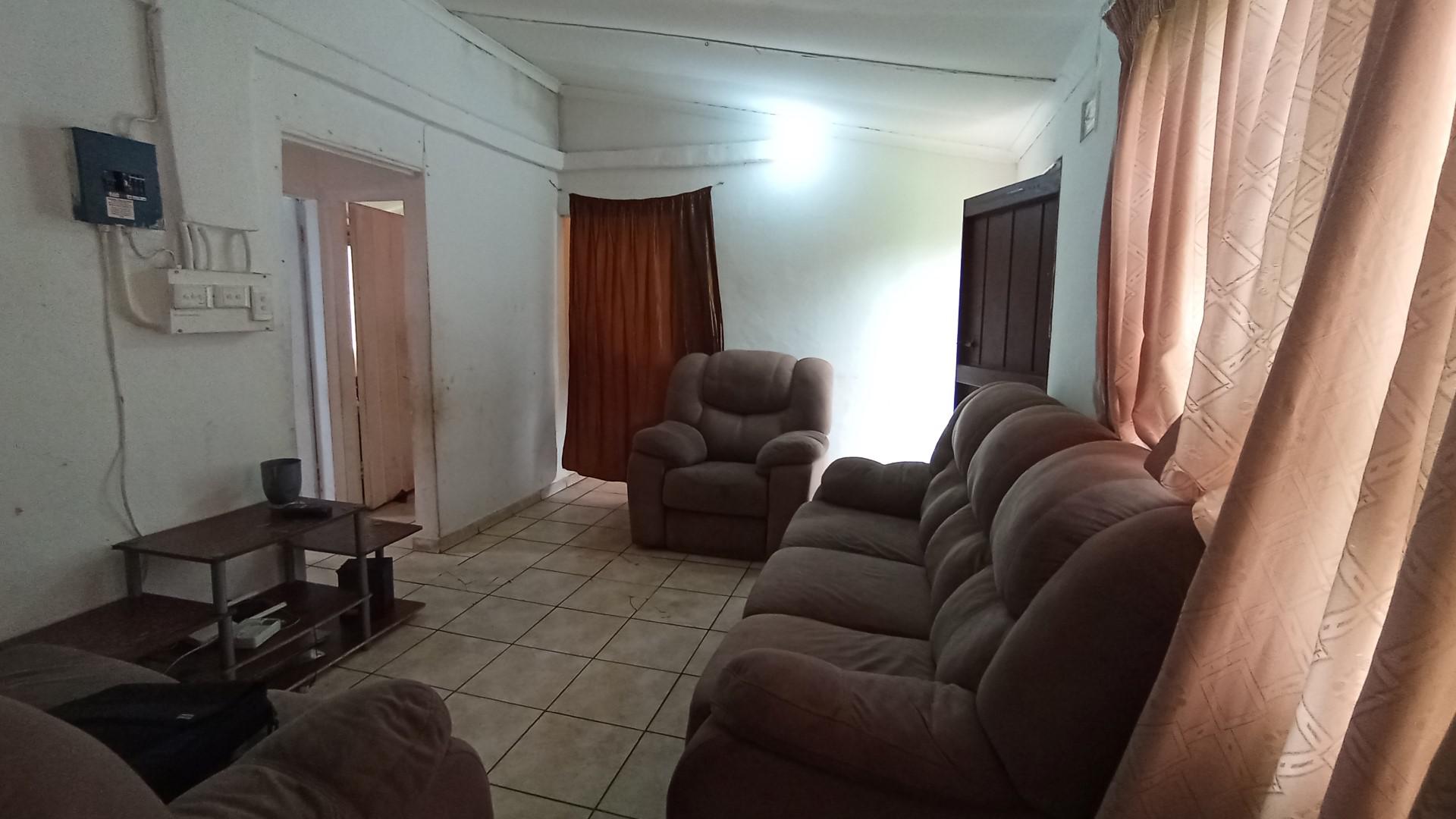 Lounges - 14 square meters of property in Northdale (PMB)